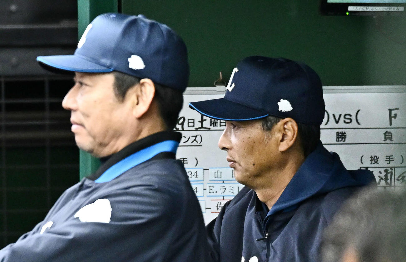 西武対日本ハム　戦況を見守る西武西口監督（右）と鳥越ヘッドコーチ（撮影・滝沢徹郎）