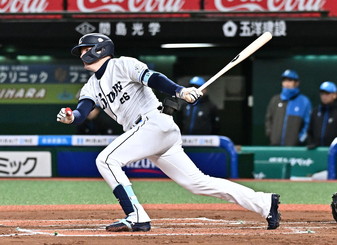 西武対日本ハム　6回裏西武1死一塁、ネビンは左前打を放つ（撮影・滝沢徹郎）