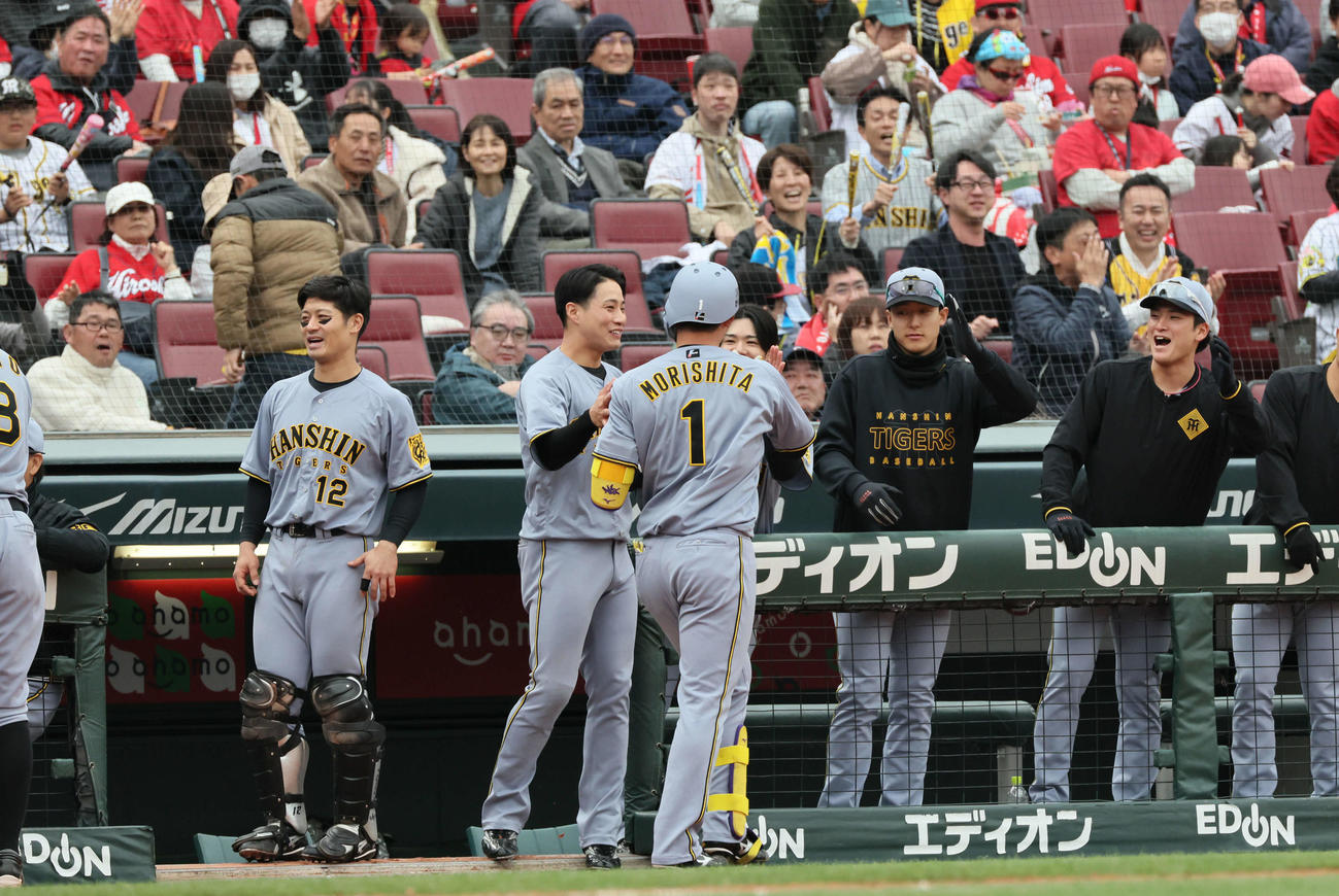 広島対阪神　6回表阪神2死二塁、逆転の左越え2点本塁打を放った森下を迎えるチームメイト（撮影・加藤孝規）