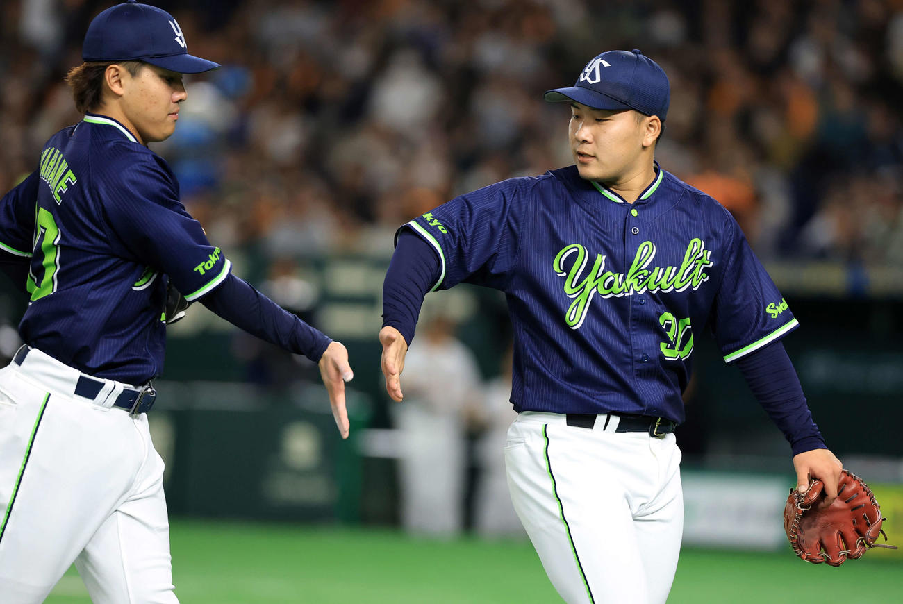 巨人対ヤクルト　6回裏巨人の攻撃を抑えた荘司〔右）は赤羽とハイタッチ（撮影・浅見桂子）