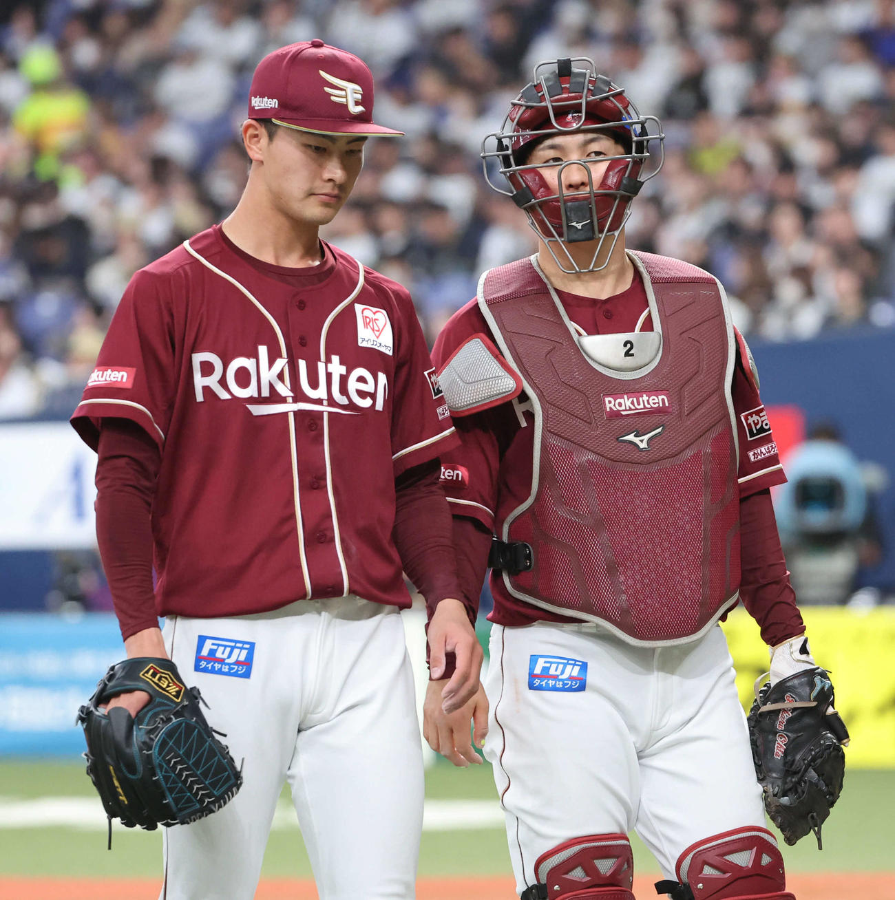 オリックス対楽天　1回を投げ終えた楽天先発の古謝（左）は太田と話しながらベンチに戻る（撮影・西尾就之）