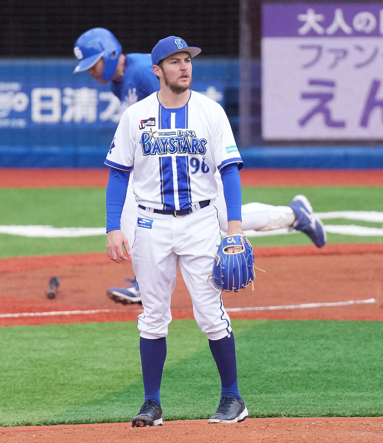 DeNA対中日　2回表中日2死一、三塁、木下に先制の左前適時打を浴びるバウアー（撮影・鈴木みどり）