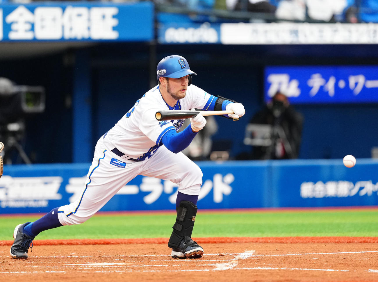 DeNA対中日　3回裏DeNA1死一塁、送りバントを試み、処理した松葉の悪送球で出塁したバウアー（撮影・江口和貴）