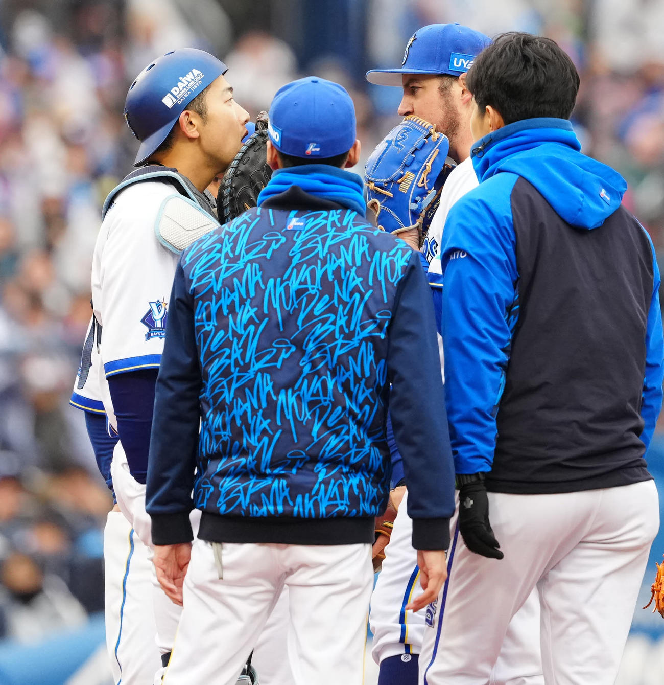 DeNA対中日　4回表中日無死満塁、マウンドで捕手山本（左端）と言葉を交わすバウアー（撮影・江口和貴）