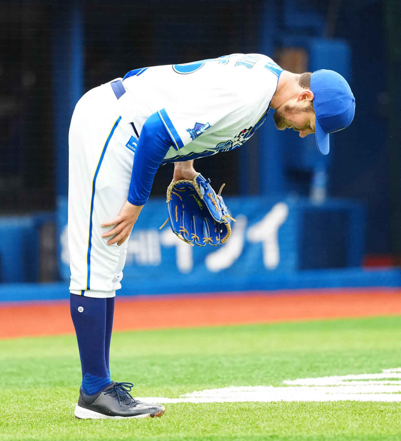 DeNA対中日　4回表中日無死一、二塁、板山に中前打を浴びるバウアー（撮影・江口和貴）