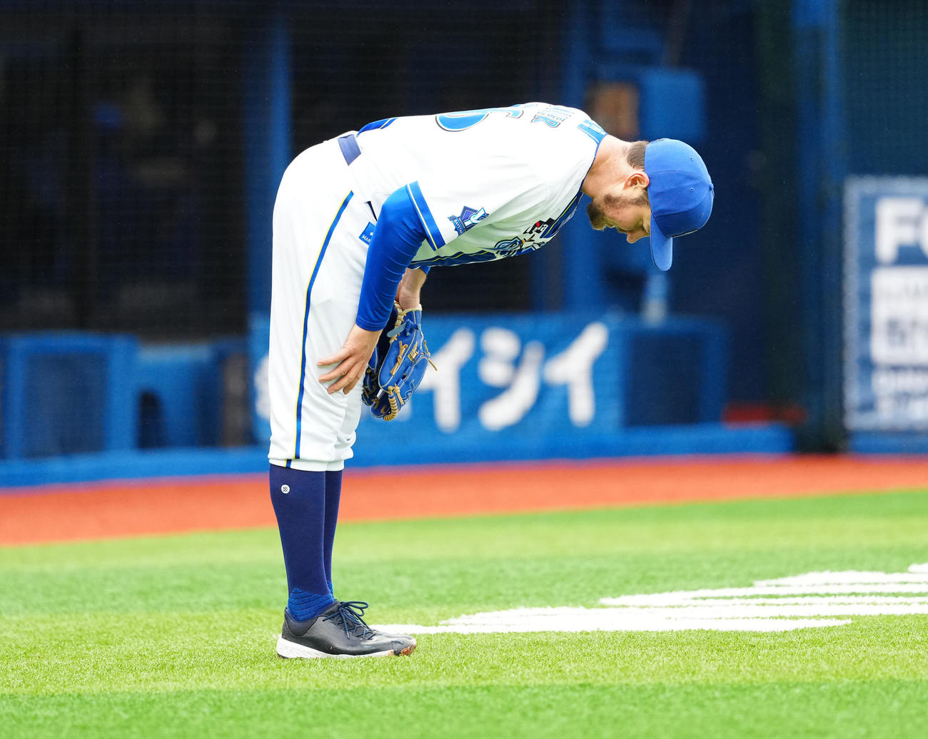 DeNA対中日　4回表中日無死一、二塁、板山に中前打を浴びたバウアー（撮影・江口和貴）