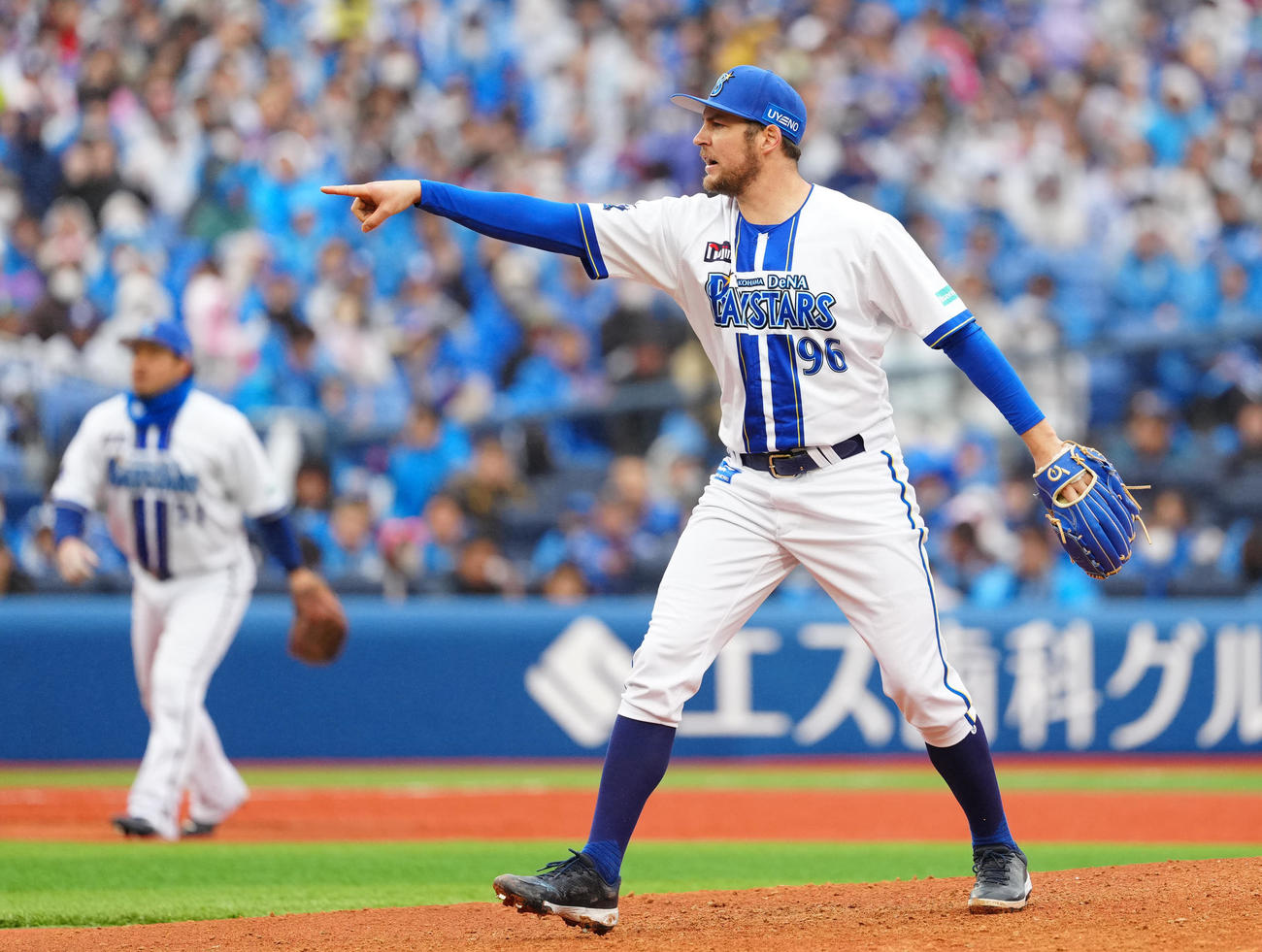 DeNA対中日　5回表中日無死、村松の空振り三振でボールの行方を指さすバウアー（撮影・江口和貴）