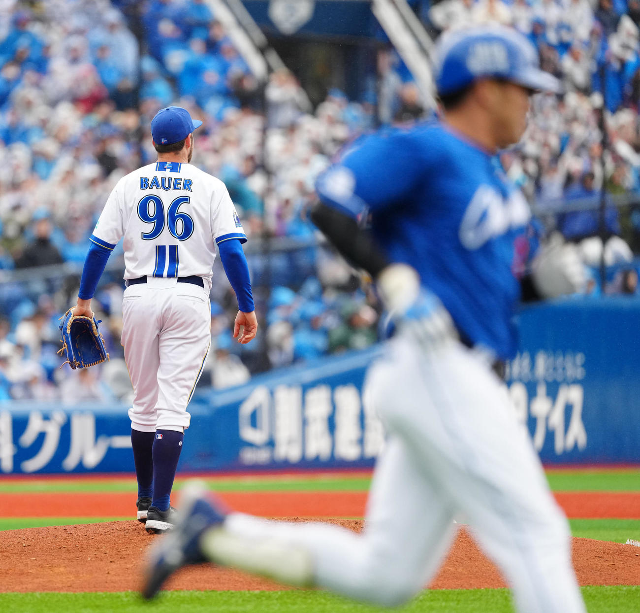 DeNA対中日　2回表中日2死一、三塁、木下（手前）に先制適時打を浴びるバウアー（撮影・江口和貴）