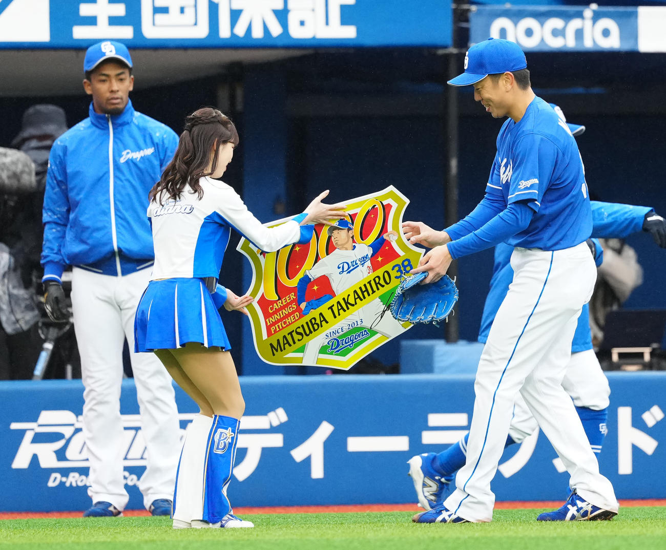 DeNA対中日　6回裏終了後、通算1000回投球を達成し記念ボードを受け取る中日松葉（右）（撮影・江口和貴）