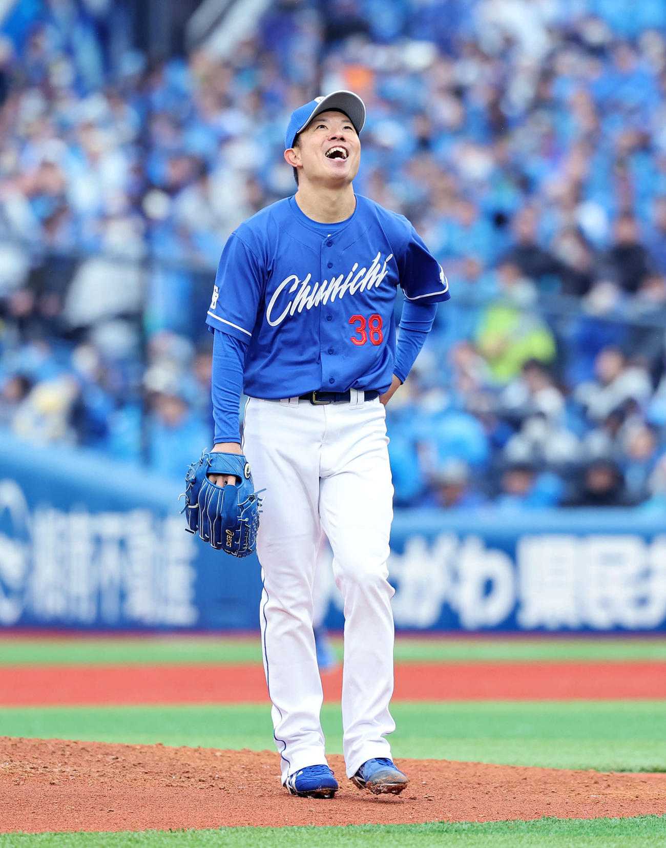 DeNA対中日　3回裏、DeNAの攻撃を抑え笑顔を見せる中日松葉（撮影・鈴木正人）　