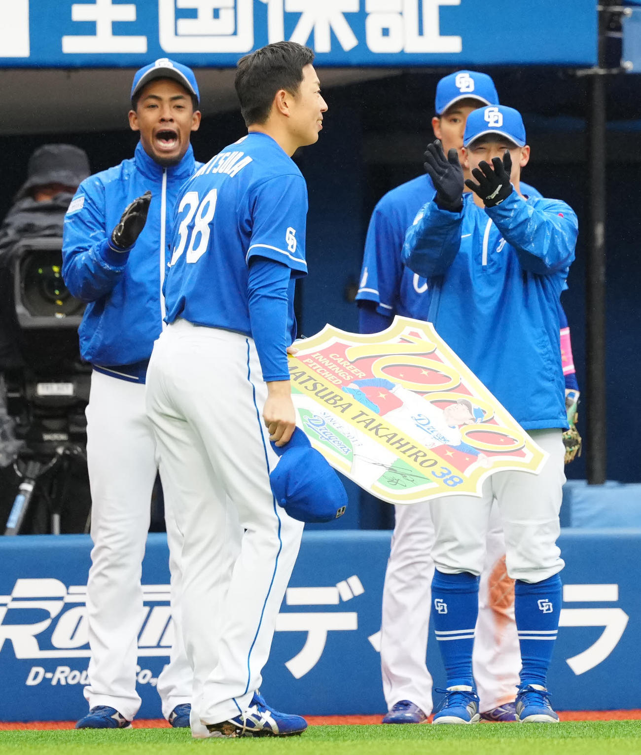 DeNA対中日　6回裏終了後、通算1000回投球を達成し中日ファンにあいさつする松葉（撮影・江口和貴）