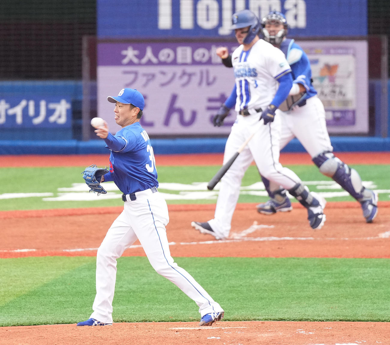 DeNA対中日　4回裏DeNA無死一塁、オースティンの投直を一塁へ送球し、一塁走者筒香をアウト、併殺とする松葉（撮影・鈴木みどり）