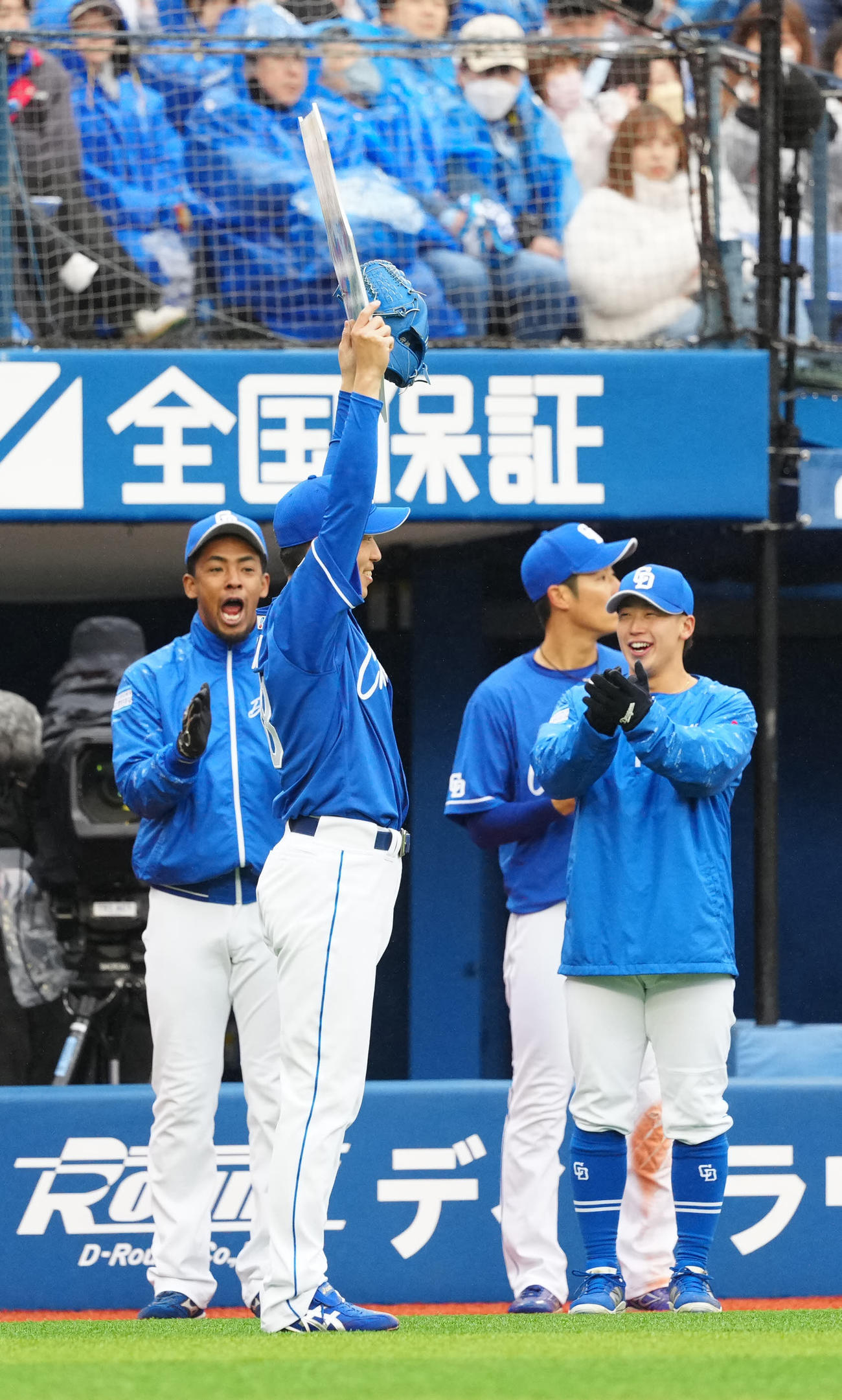DeNA対中日　6回裏終了後、通算1000回投球を達成し記念ボードを掲げる中日松葉（撮影・江口和貴）