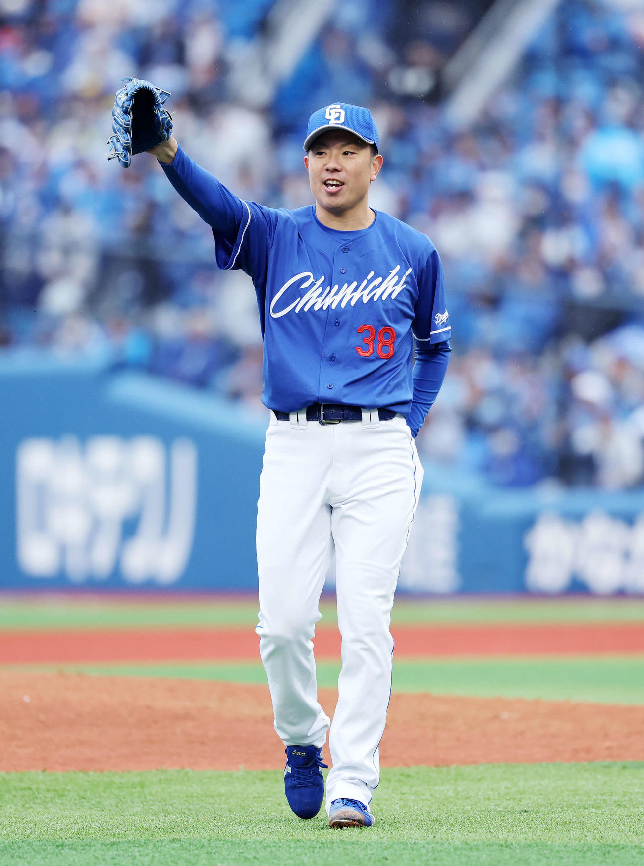 DeNA対中日　6回裏、DeNAの攻撃を抑えベンチに引き揚げる中日松葉（撮影・鈴木正人）　