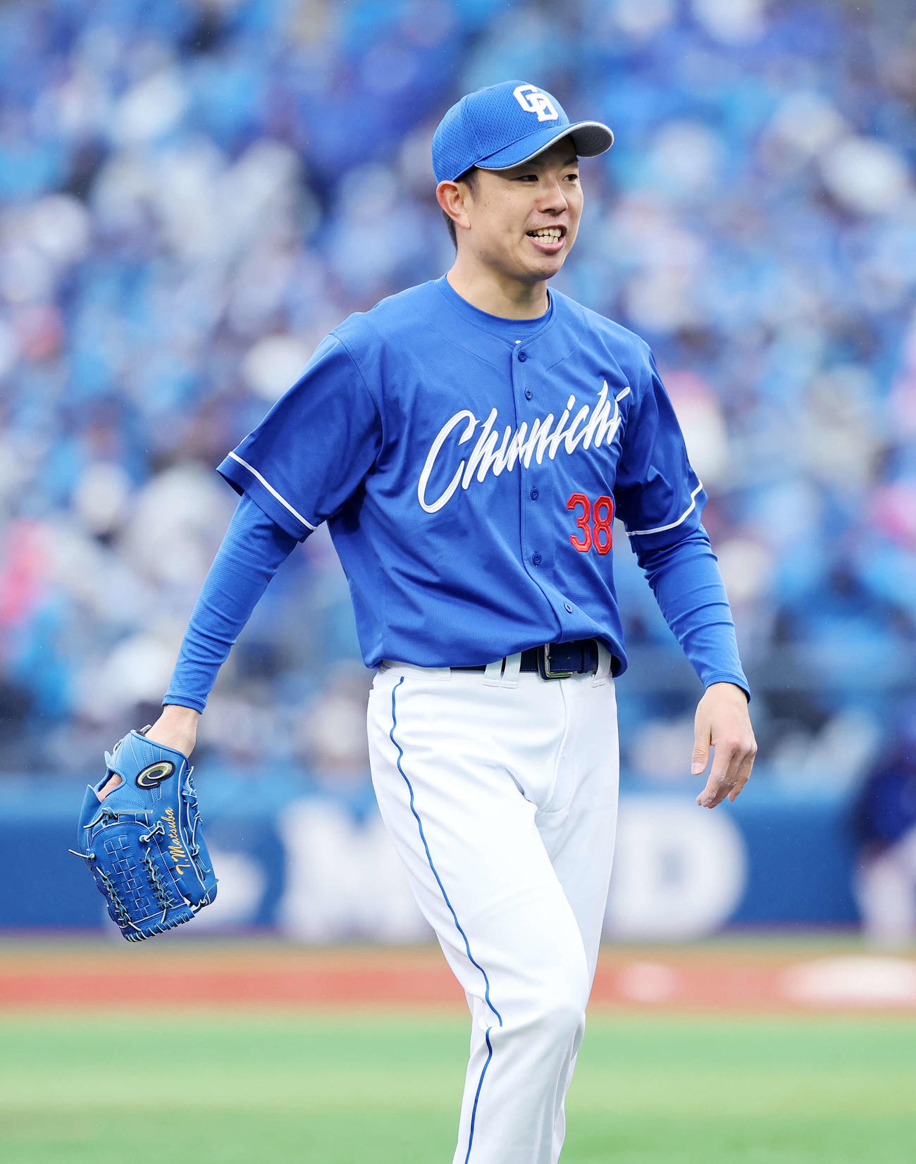 DeNA対中日　6回裏、DeNAの攻撃を抑えベンチに引き揚げる中日松葉（撮影・鈴木正人）　