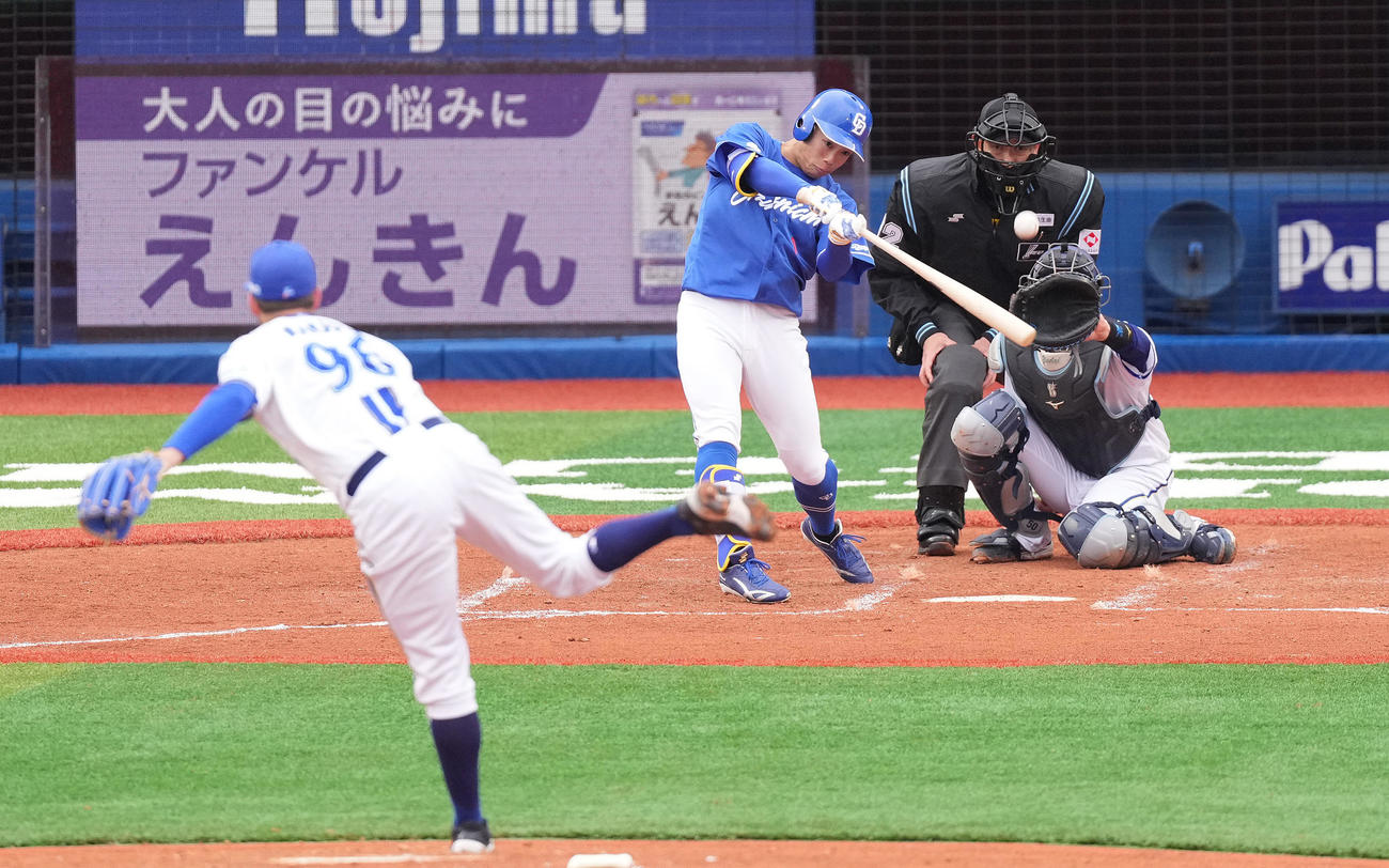 DeNA対中日　4回表中日2死満塁、中飛に倒れる岡林。投手バウアー（撮影・鈴木みどり）