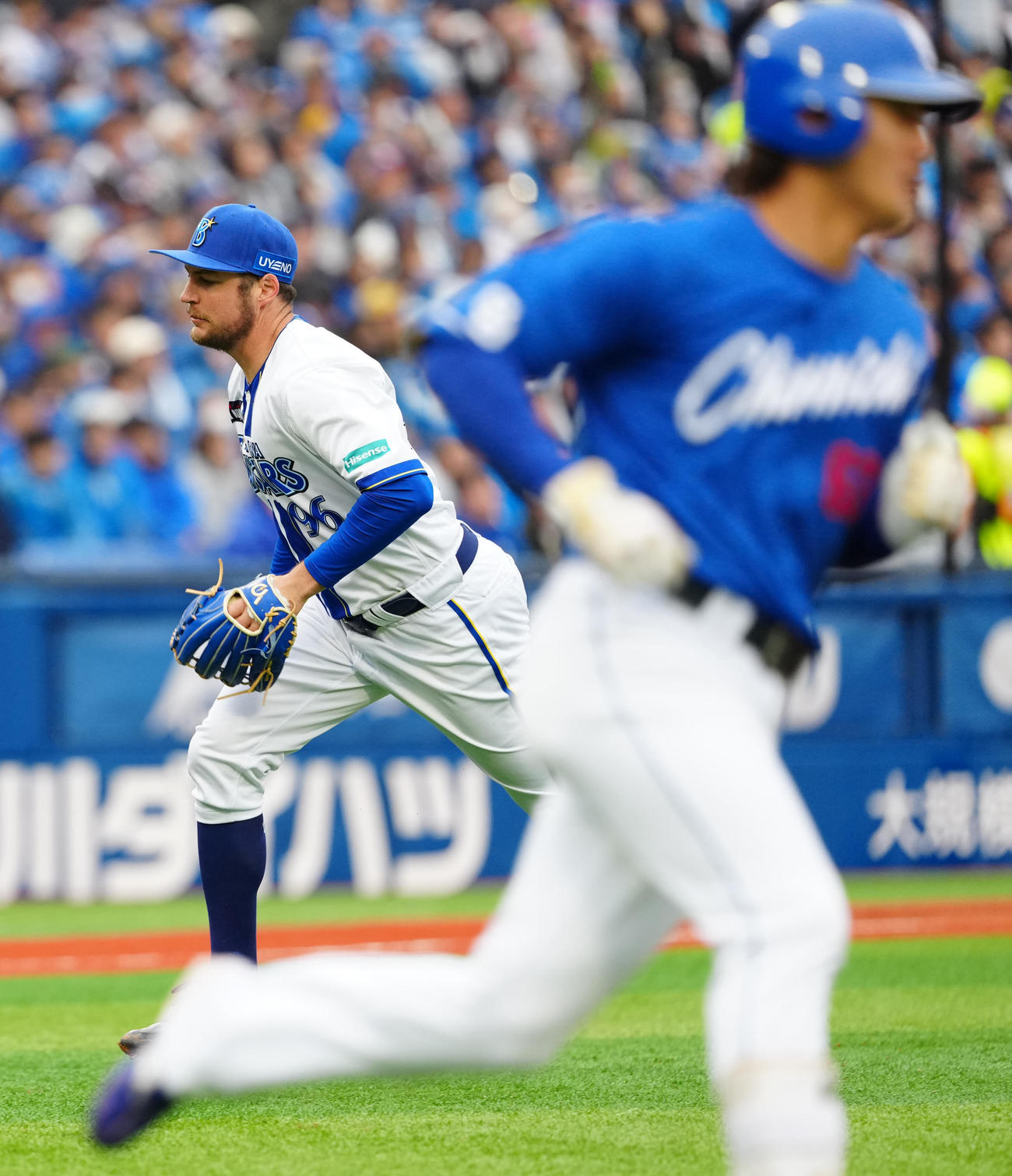 DeNA対中日　4回表中日無死一、二塁、板山（手前）に中前打を浴びるバウアー（撮影・江口和貴）