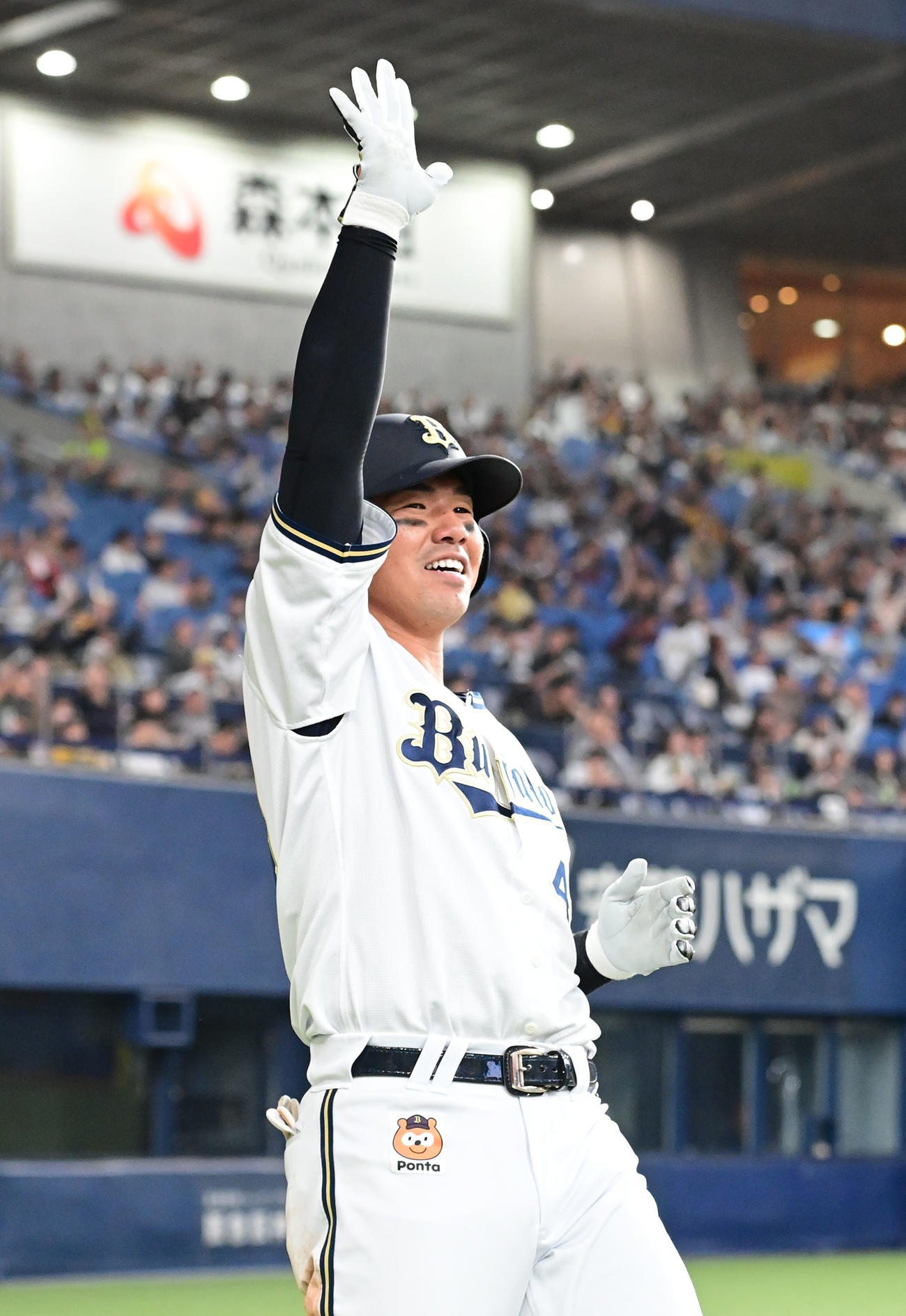 オリックス対楽天　7回裏オリックス1死、左越えソロ本塁打を放った頓宮はベンチ前で「ホイサー」（撮影・和賀正仁）