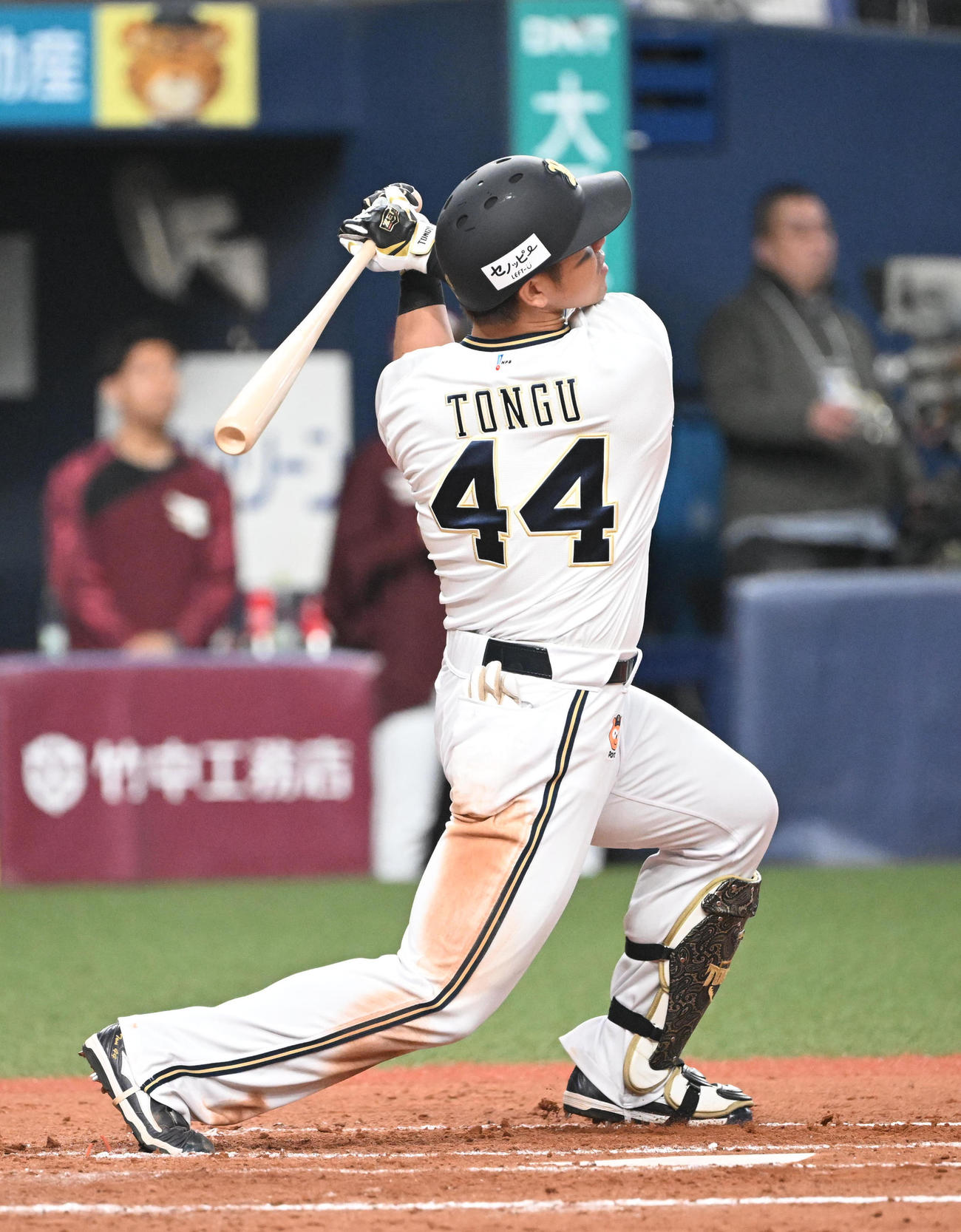 オリックス対楽天　7回裏オリックス1死、左越えソロ本塁打を放つ頓宮（撮影・和賀正仁）