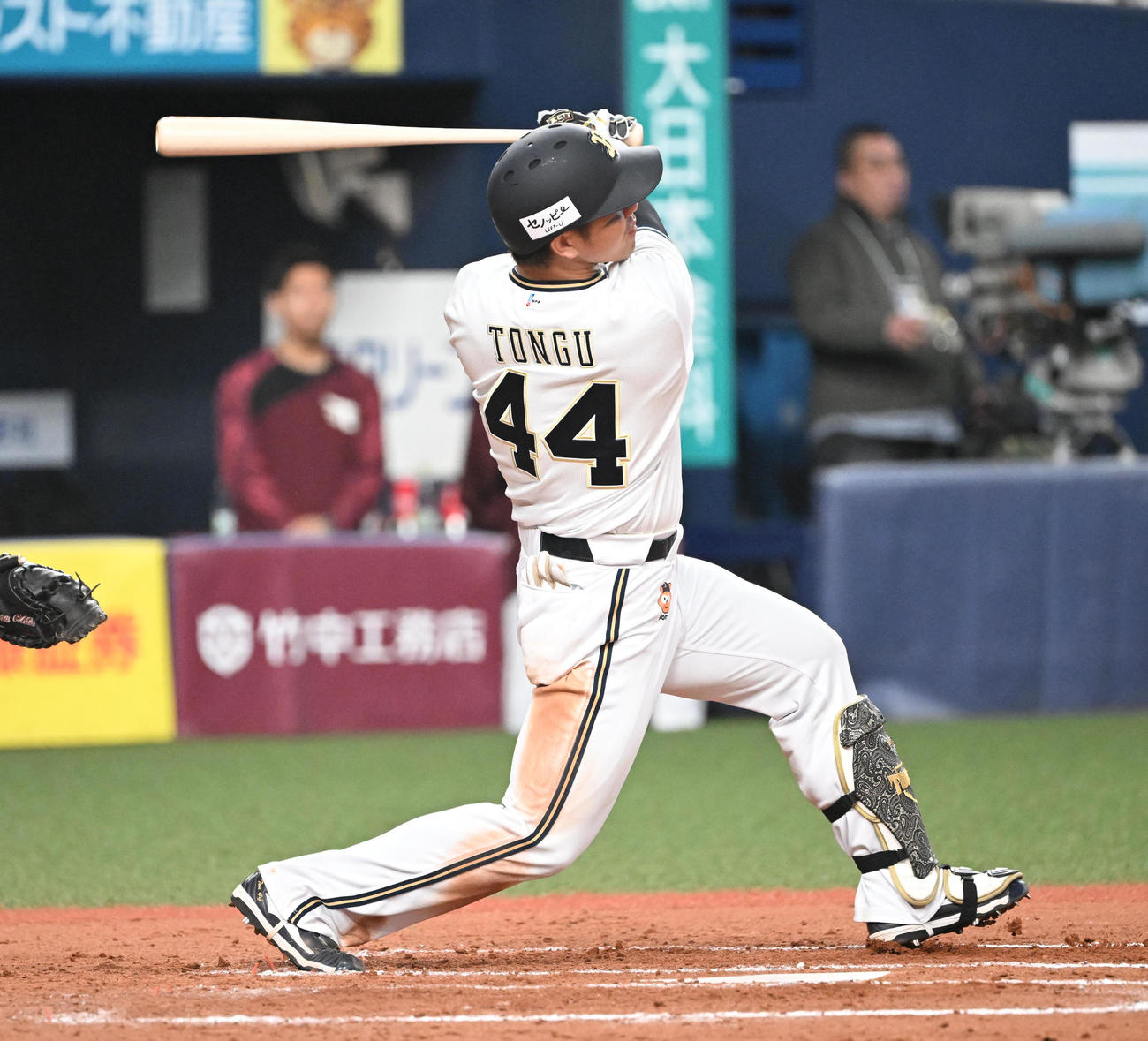 オリックス対楽天　7回裏オリックス1死、左越えソロ本塁打を放つ頓宮（撮影・和賀正仁）