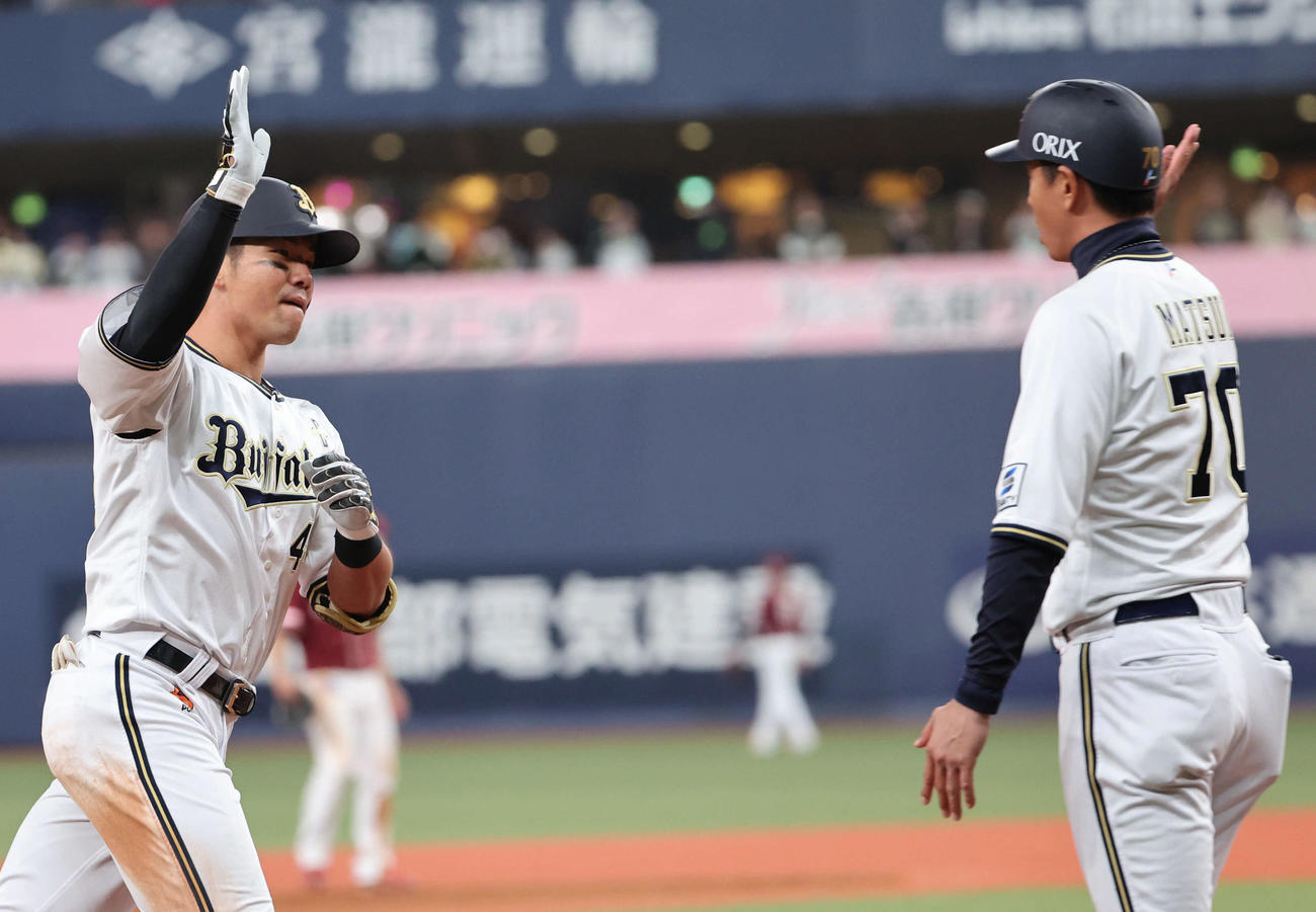 オリックス対楽天　7回裏オリックス1死、頓宮裕真は左越えに本塁打を放ち、松井コーチとハイタッチして本塁へ向かう（撮影・西尾就之）