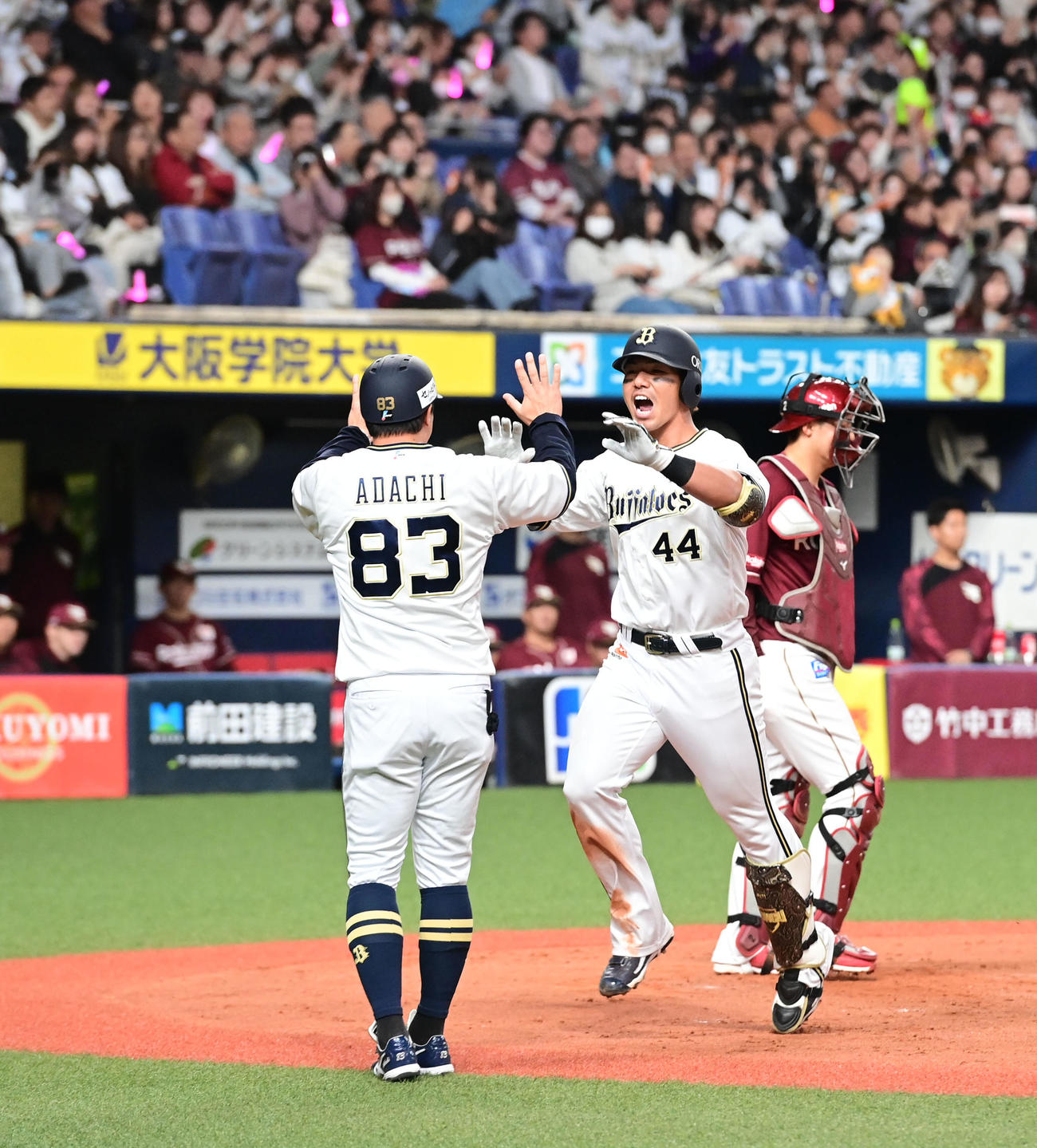オリックス対楽天　7回裏オリックス1死、左越えソロ本塁打を放ち生還する頓宮（撮影・和賀正仁）