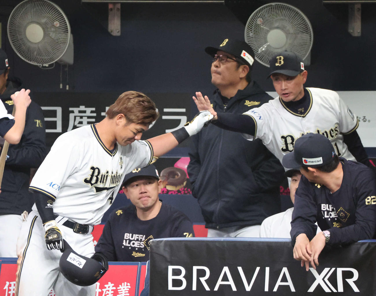 オリックス対楽天　7回裏オリックス1死、頓宮は左越えに本塁打を放ち、ベンチで岸田監督とハイタッチ（撮影・西尾就之）