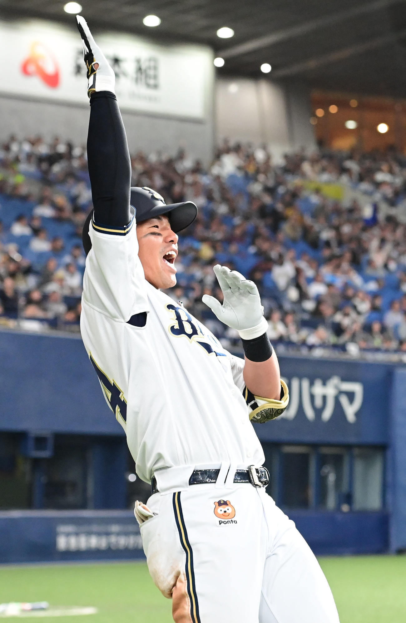 オリックス対楽天　7回裏オリックス1死、左越えソロ本塁打を放った頓宮はベンチ前で「ホイサー」（撮影・和賀正仁）