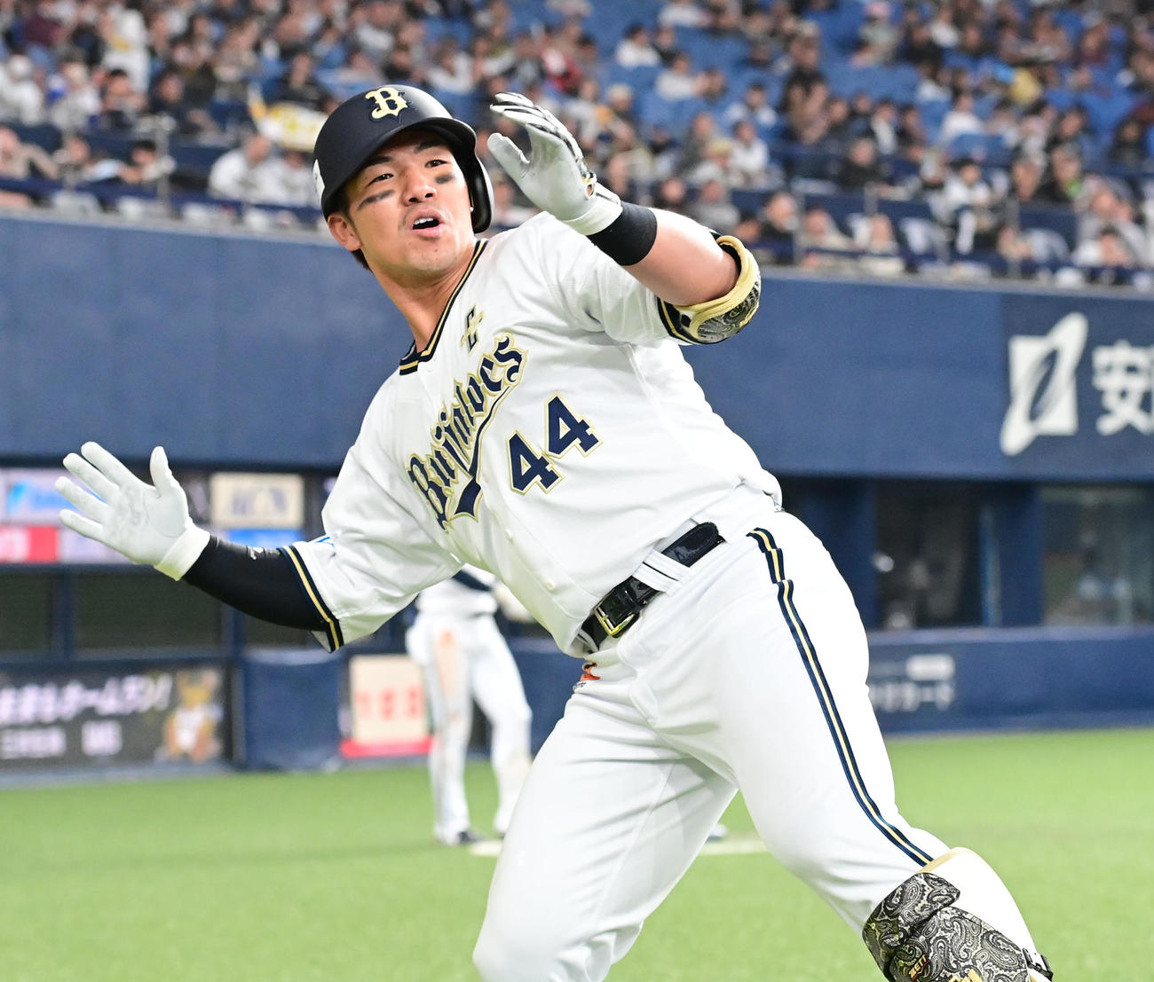 オリックス対楽天　7回裏オリックス1死、左越えソロ本塁打を放った頓宮はベンチ前で「ホイサー」（撮影・和賀正仁）