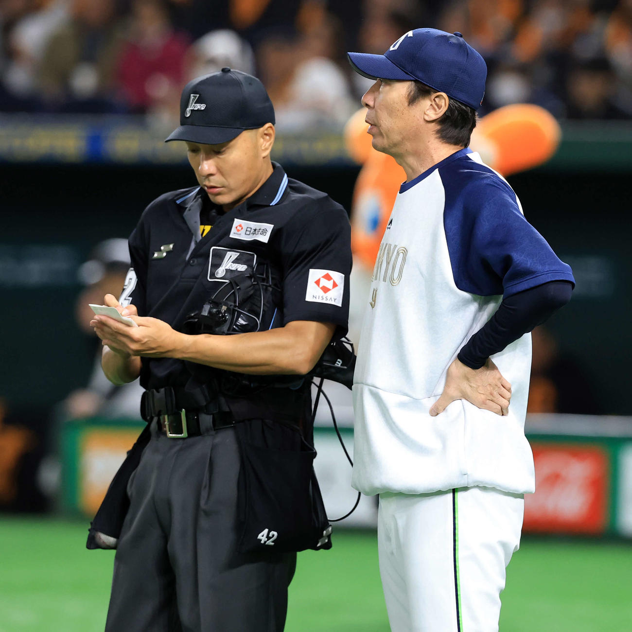 巨人対ヤクルト　7回裏巨人の攻撃前、選手交代を告げる高津監督（撮影・浅見桂子）