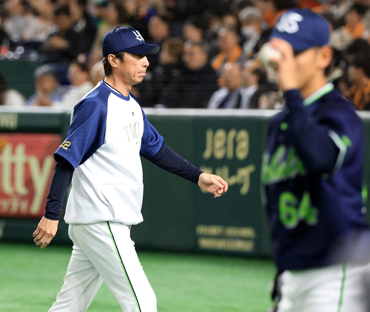 巨人対ヤクルト　7回裏巨人の攻撃前、選手交代を告げ引き揚げる高津監督（撮影・浅見桂子）