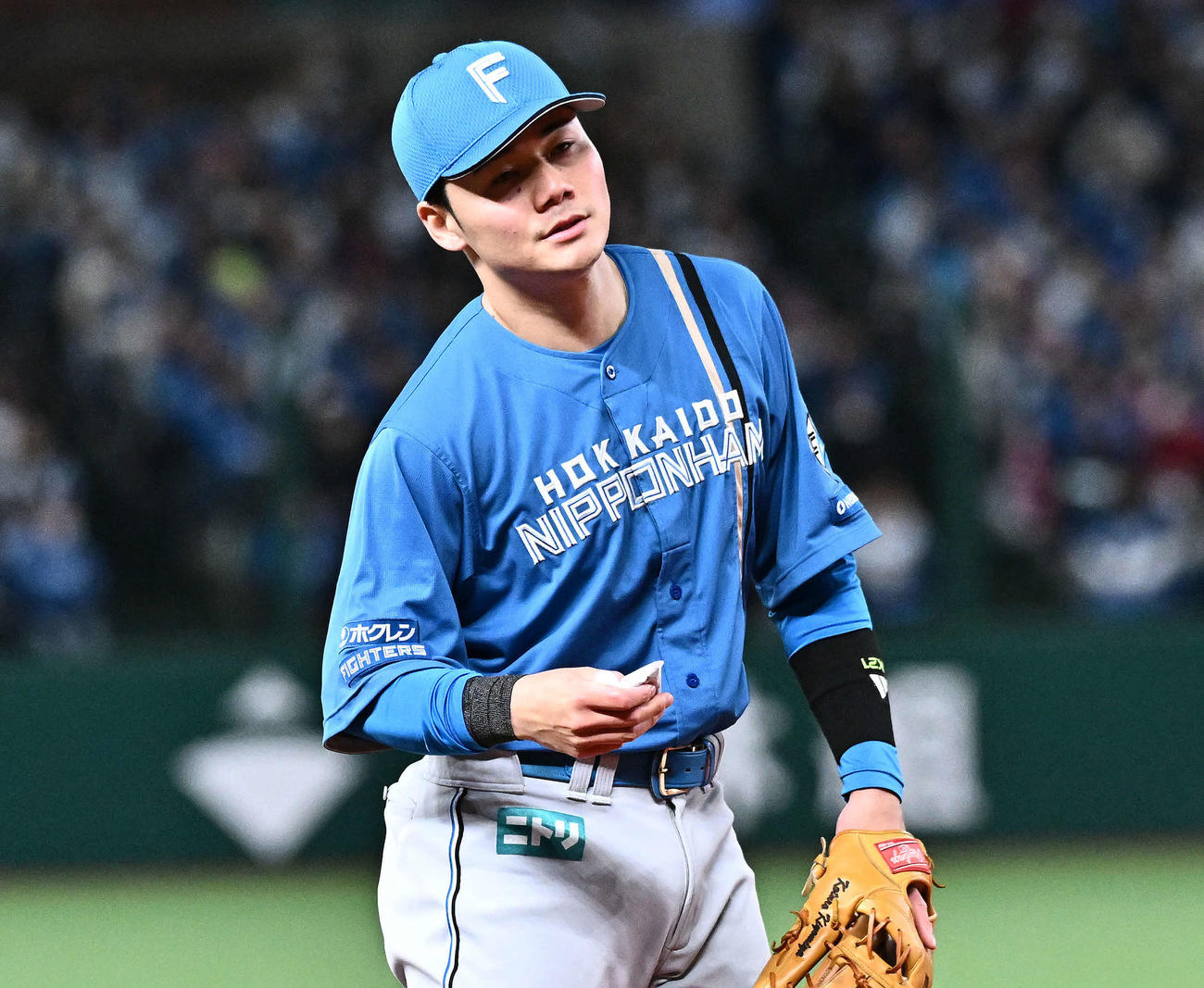 西武対日本ハム　10回裏、カイロで手を温める日本ハム清宮幸（撮影・滝沢徹郎）