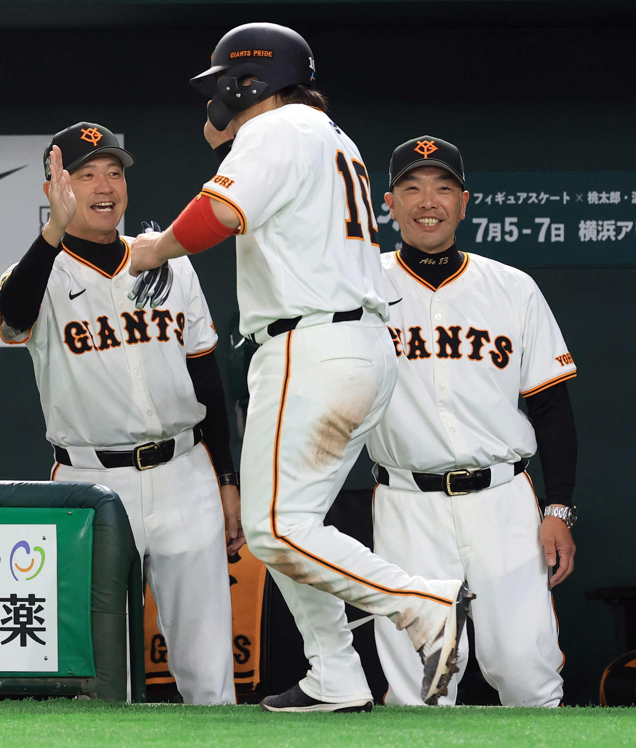 巨人対ヤクルト　2回裏巨人無死一、二塁、門脇が2点適時二塁打で甲斐〔手前）も生還し、笑顔で迎える阿部監督（撮影・浅見桂子）