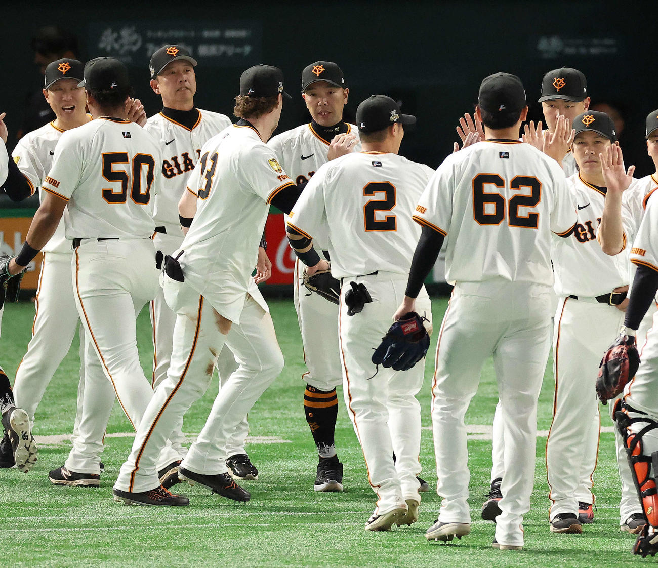 巨人対ヤクルト　ヤクルトに勝利し、ナインを迎える巨人阿部監督（中央）（撮影・河田真司）
