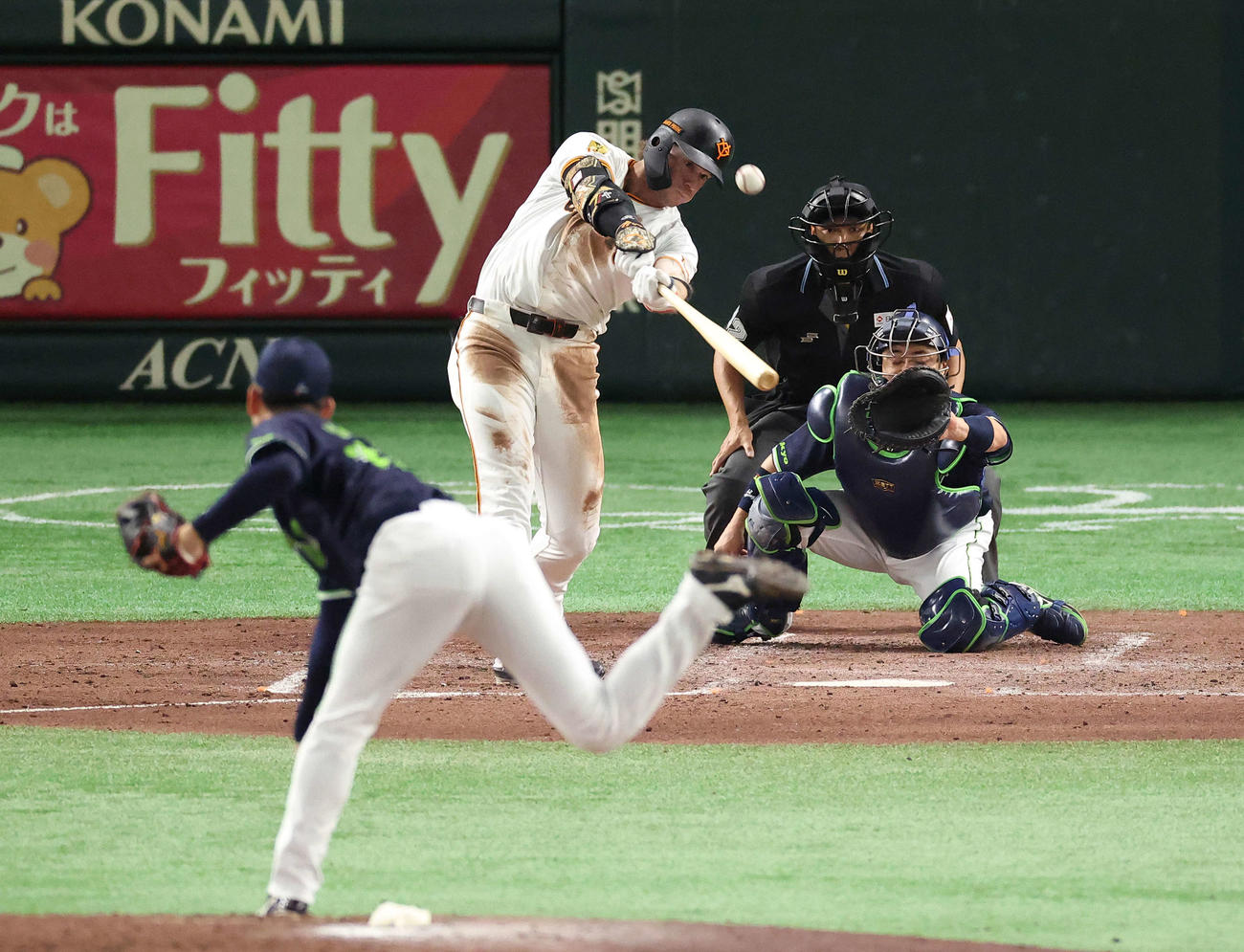 巨人対ヤクルト　3回裏巨人2死一、二塁、右中間3点本塁打を放つキャベッジ。投手金久保（撮影・河田真司）