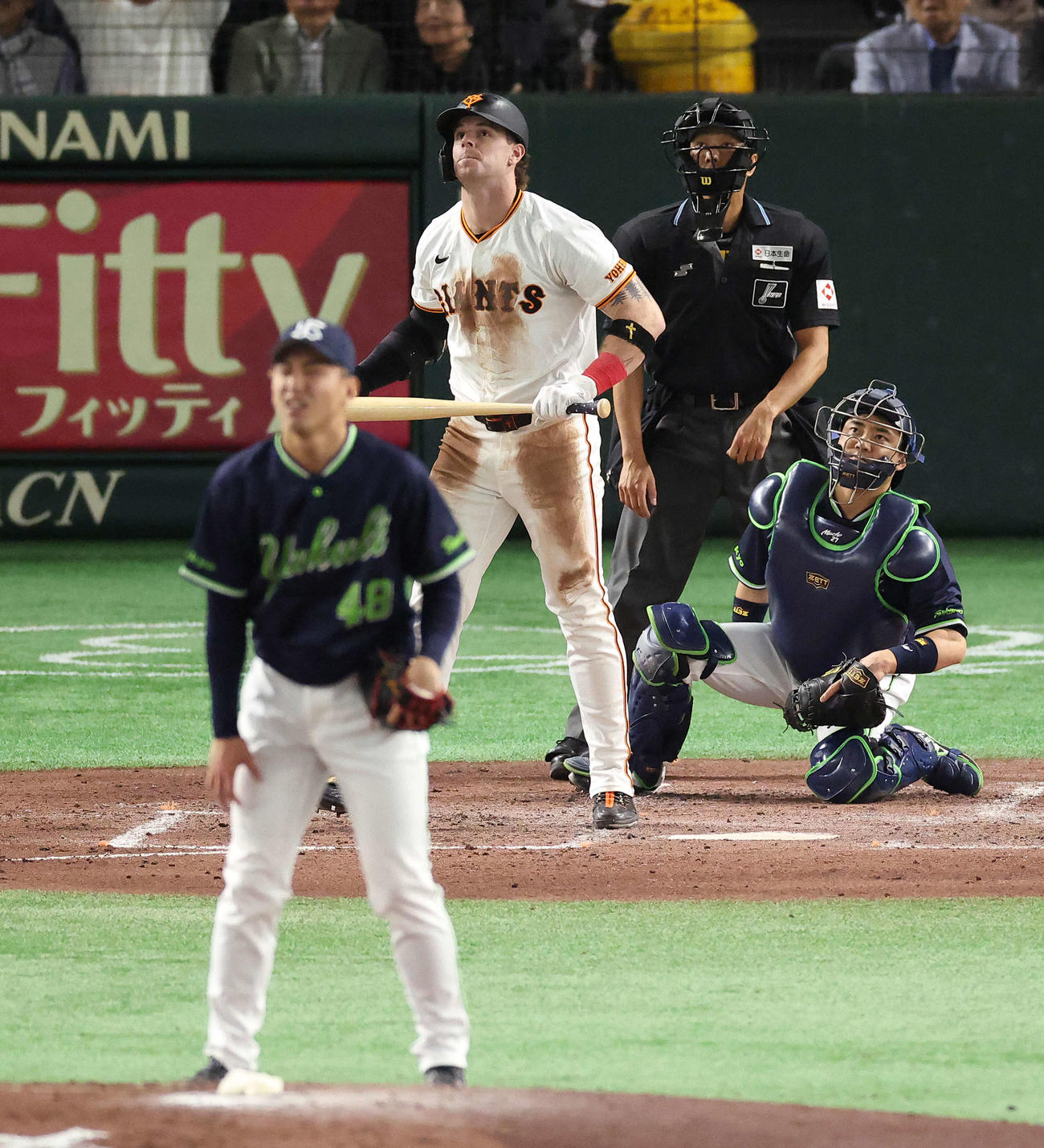 巨人対ヤクルト　3回裏巨人2死一、二塁、右中間3点本塁打を放つキャベッジ。投手金久保（撮影・河田真司）