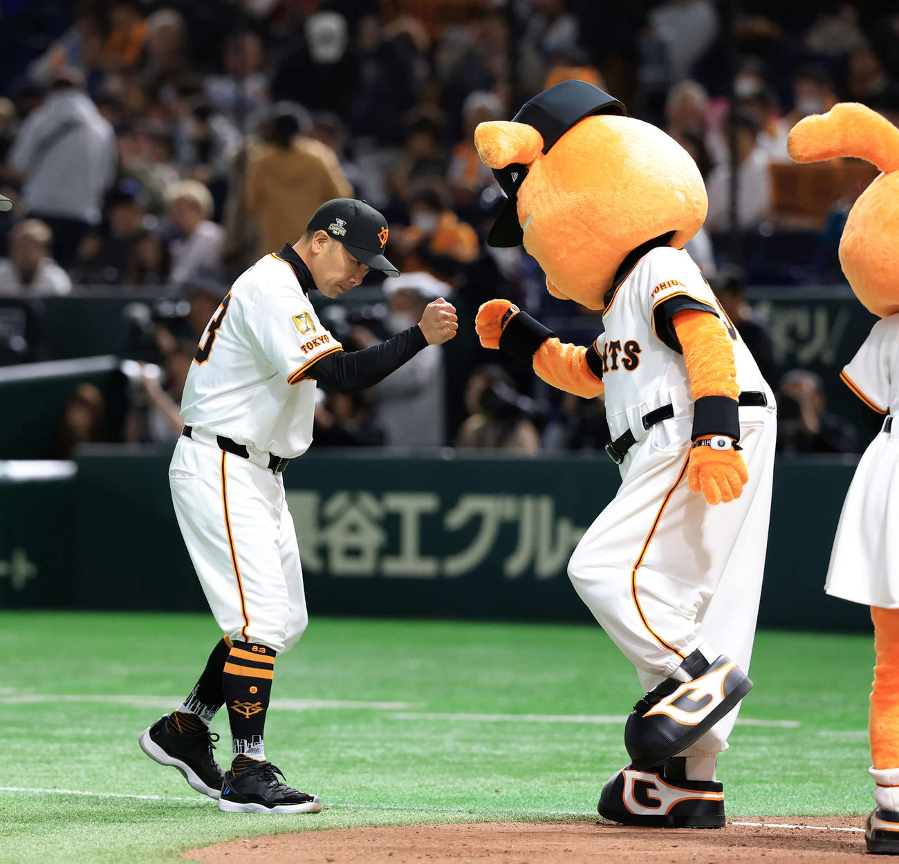巨人対ヤクルト　開幕2連勝の巨人阿部監督（左）はジャビットとグータッチ（撮影・浅見桂子）