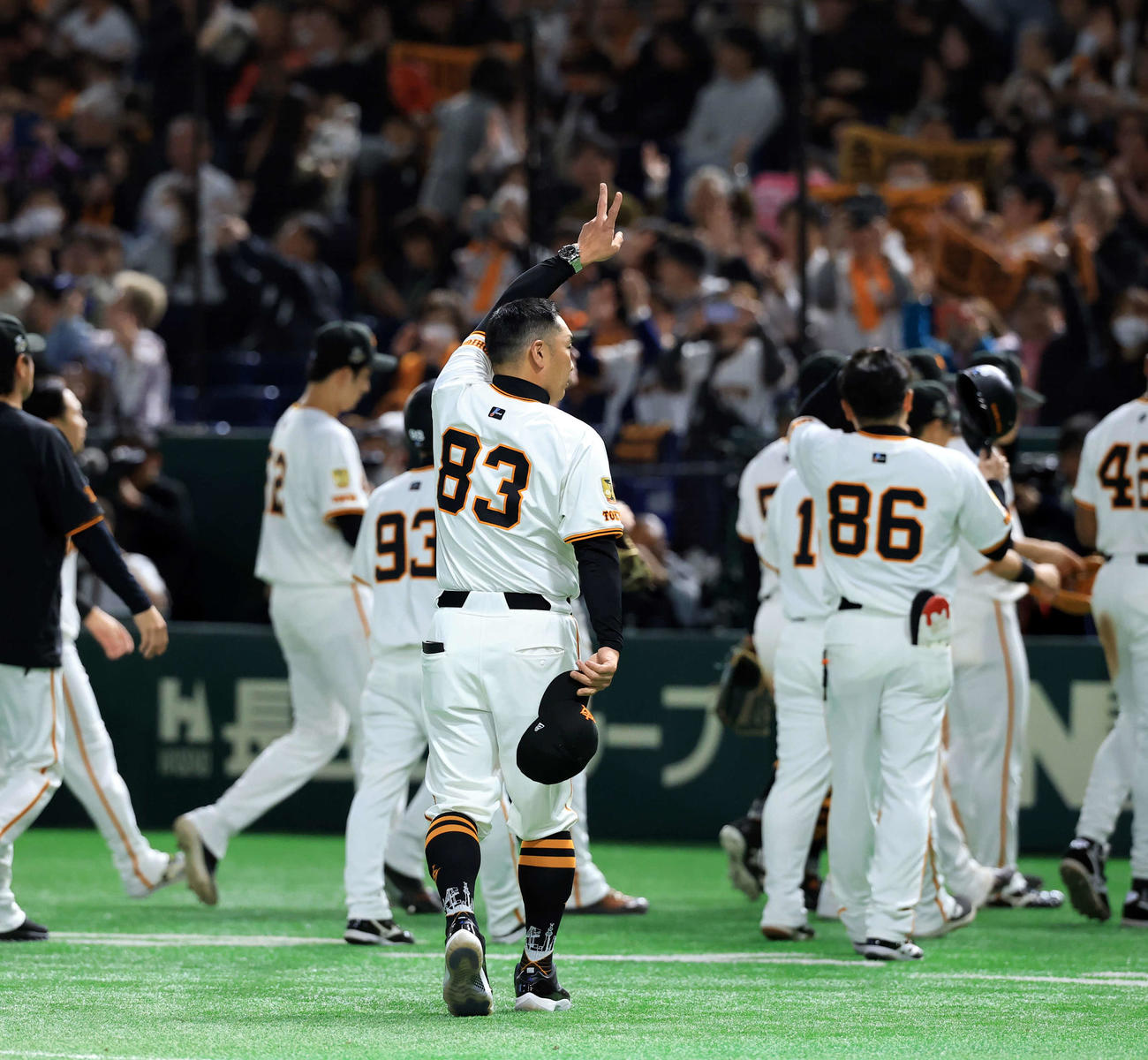 巨人対ヤクルト　開幕2連勝の巨人阿部監督はスタンドにVサインで引き揚げる（撮影・浅見桂子）