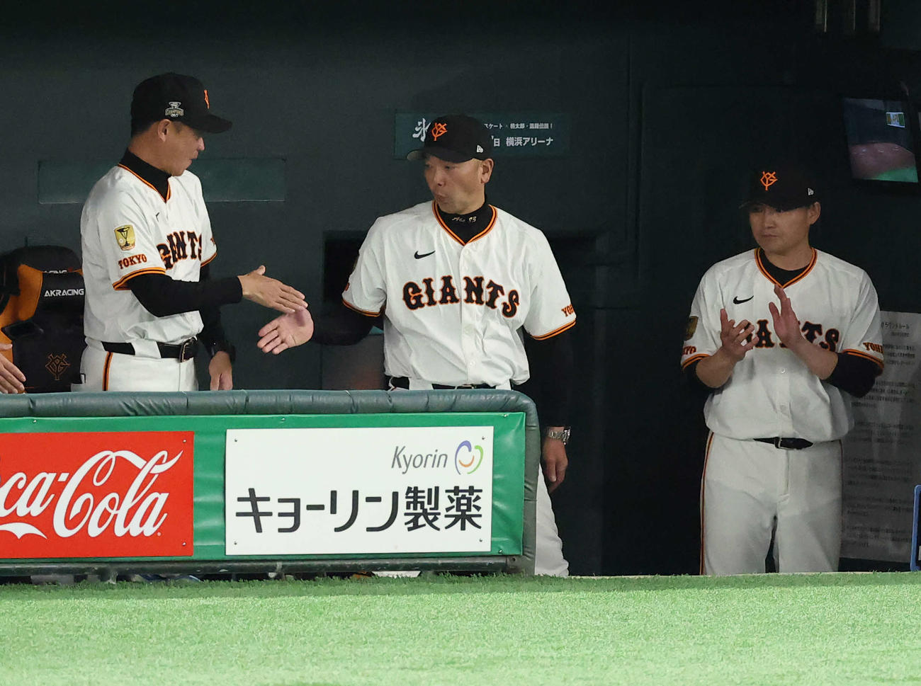 巨人対ヤクルト　ヤクルトに勝利する巨人阿部慎之助監督（中央）（撮影・河田真司）