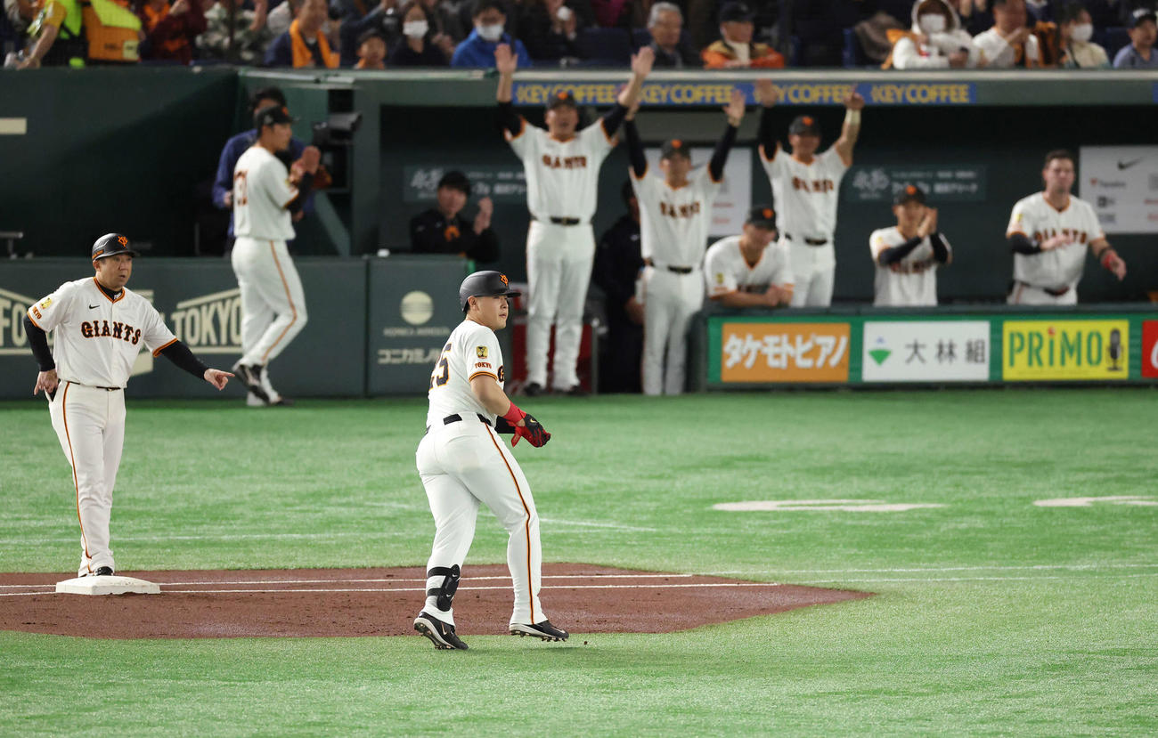 巨人対ヤクルト　1回裏巨人2死三塁、左前先制適時打で出塁する岡本（撮影・河田真司）