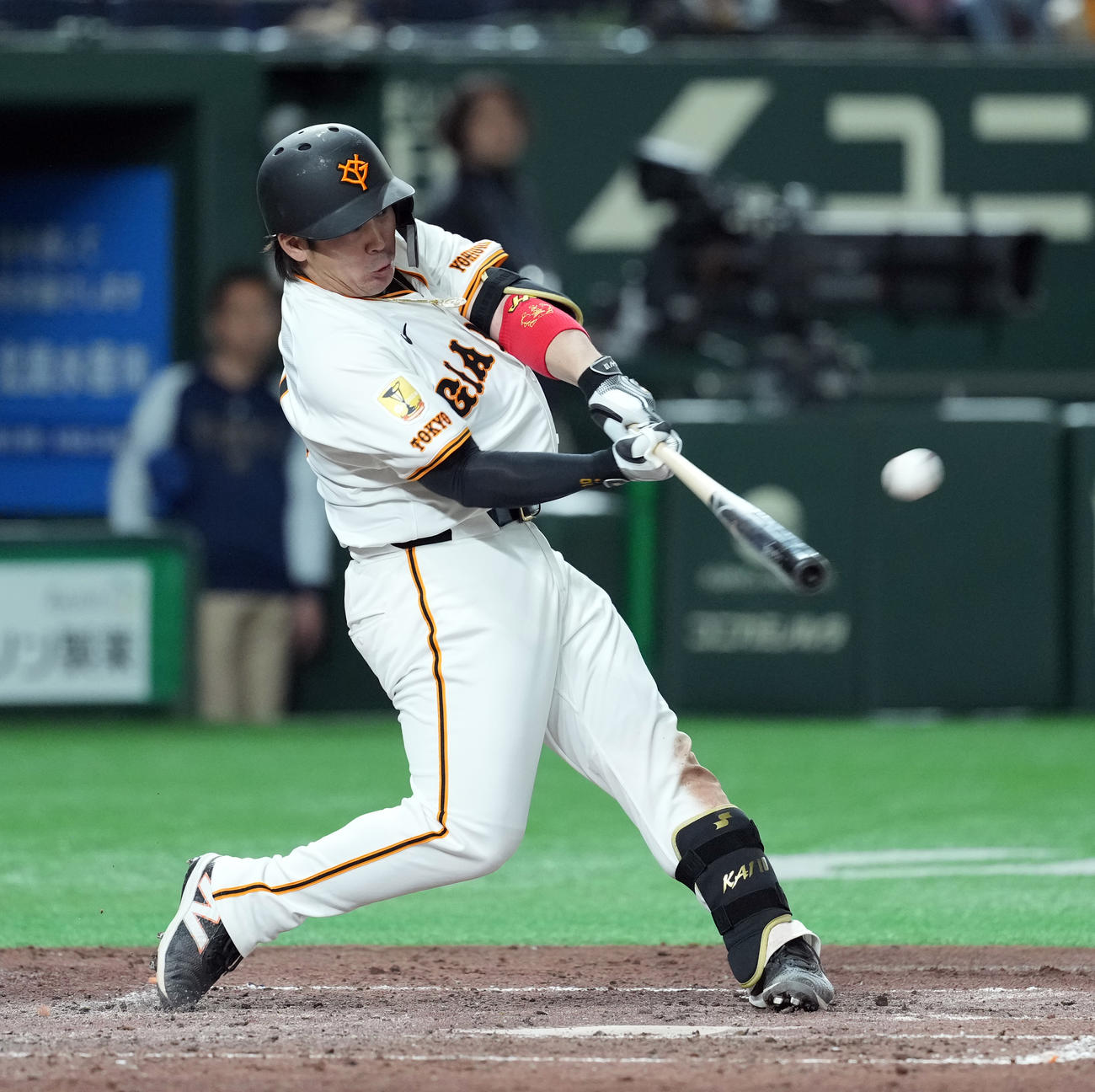 巨人対ヤクルト　4回裏巨人1死一塁、左越えに2点本塁打を放つ甲斐（撮影・たえ見朱実）