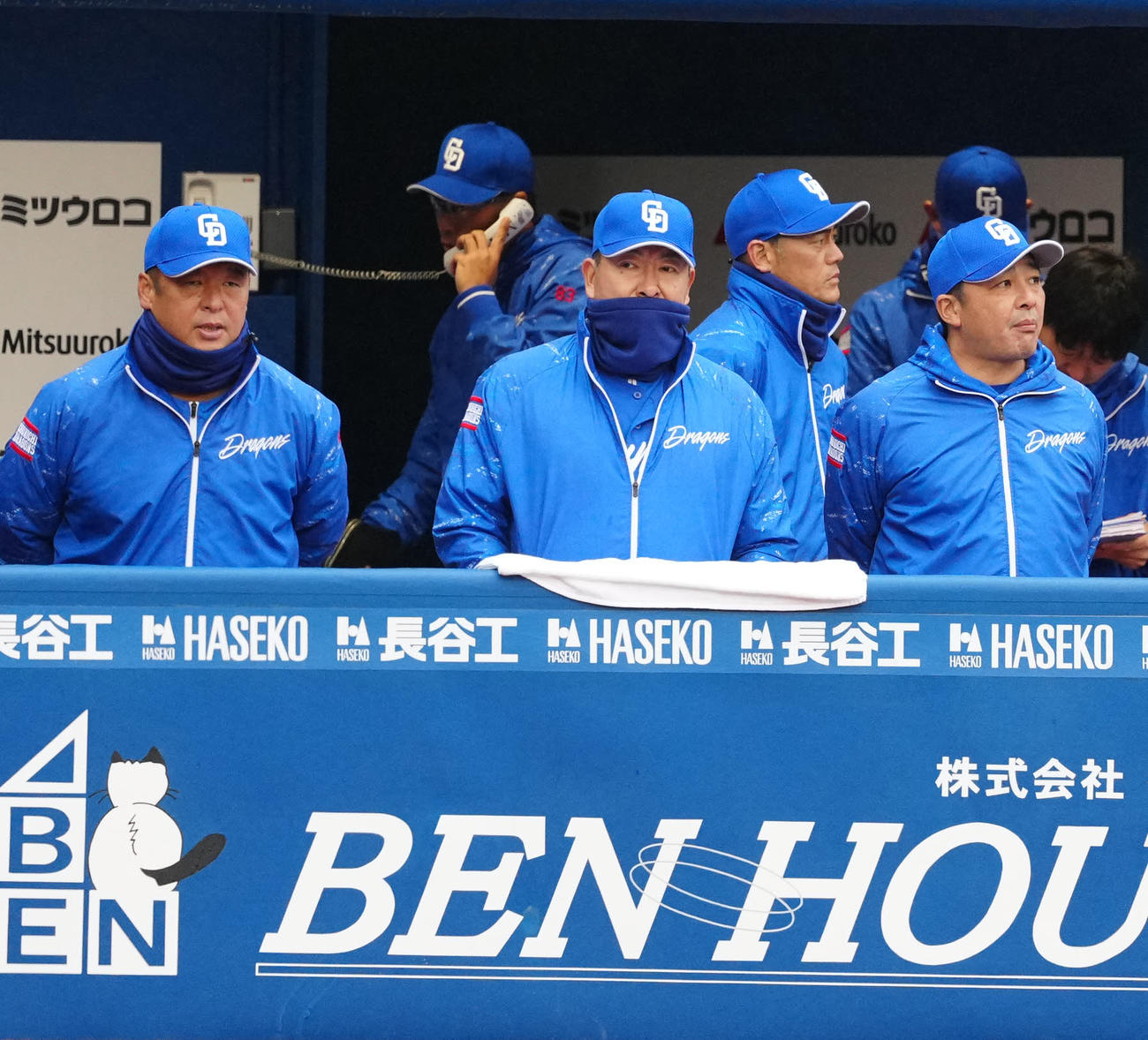 DeNA対中日　6回表、ベンチから戦況を見つめる中日井上監督（中央）（撮影・江口和貴）