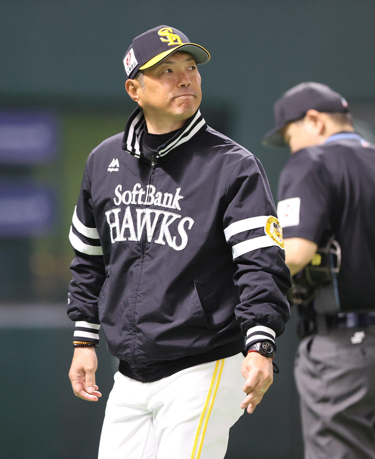 ソフトバンク対ロッテ　審判に選手交代を告げた小久保監督（撮影・梅根麻紀）