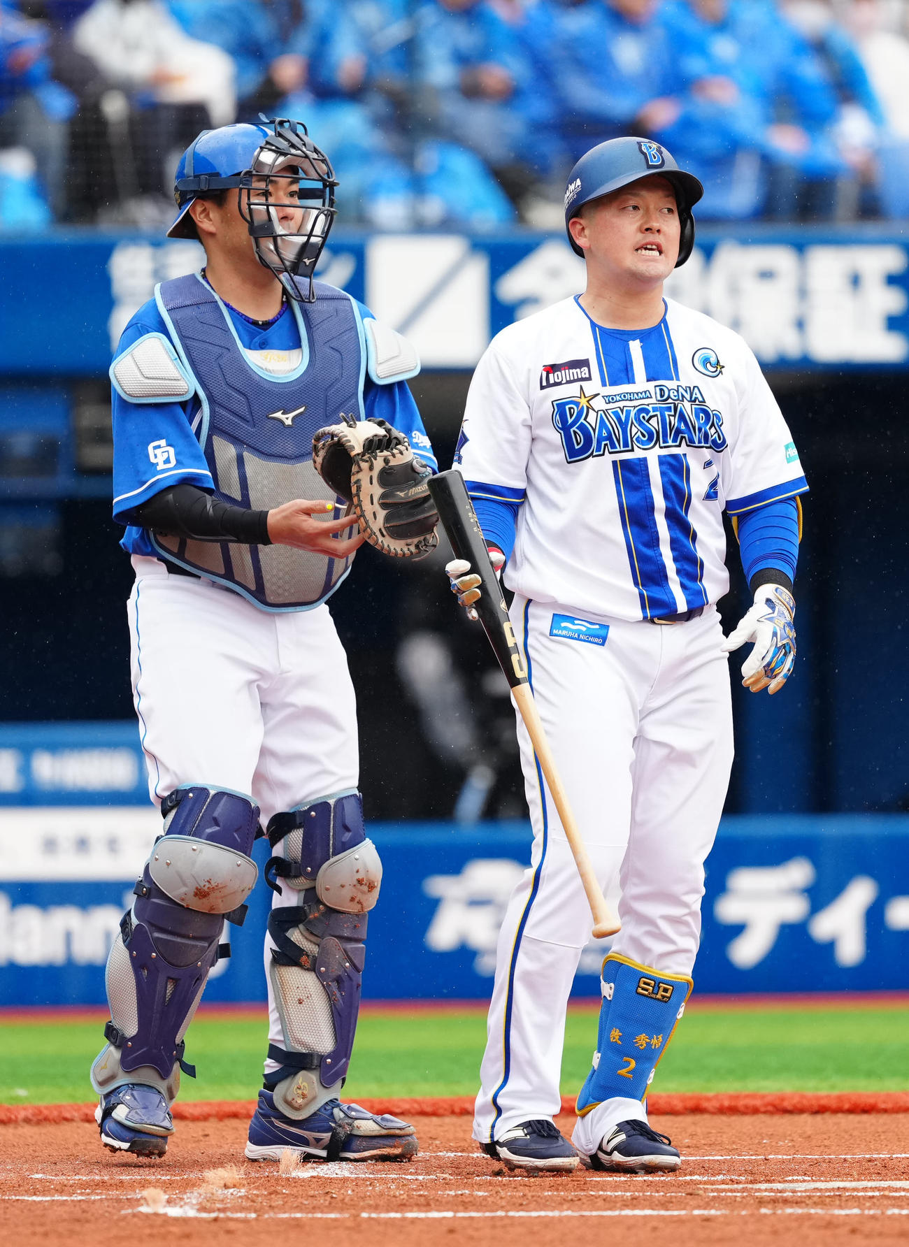DeNA対中日　1回裏DeNA1死、空振り三振に倒れた牧（右）（撮影・江口和貴）