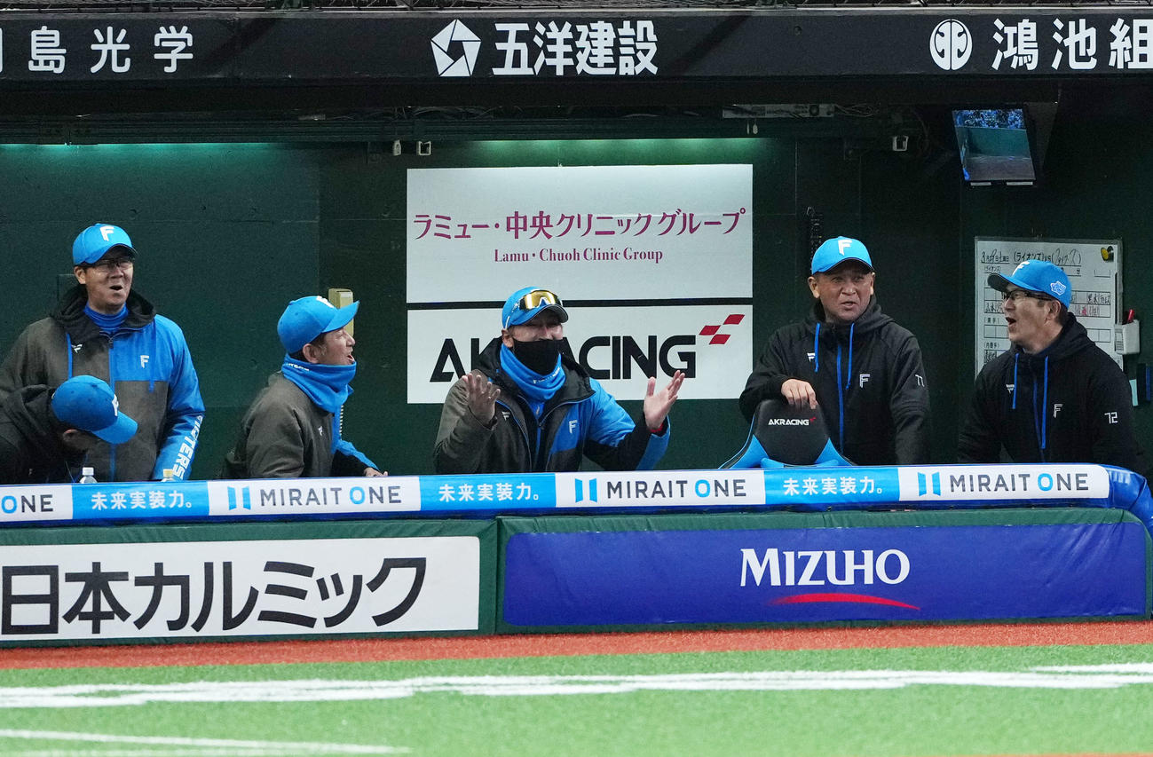 西武対日本ハム　西武に勝利しベンチで歓喜する日本ハム新庄監督（中央）（撮影・横山健太）