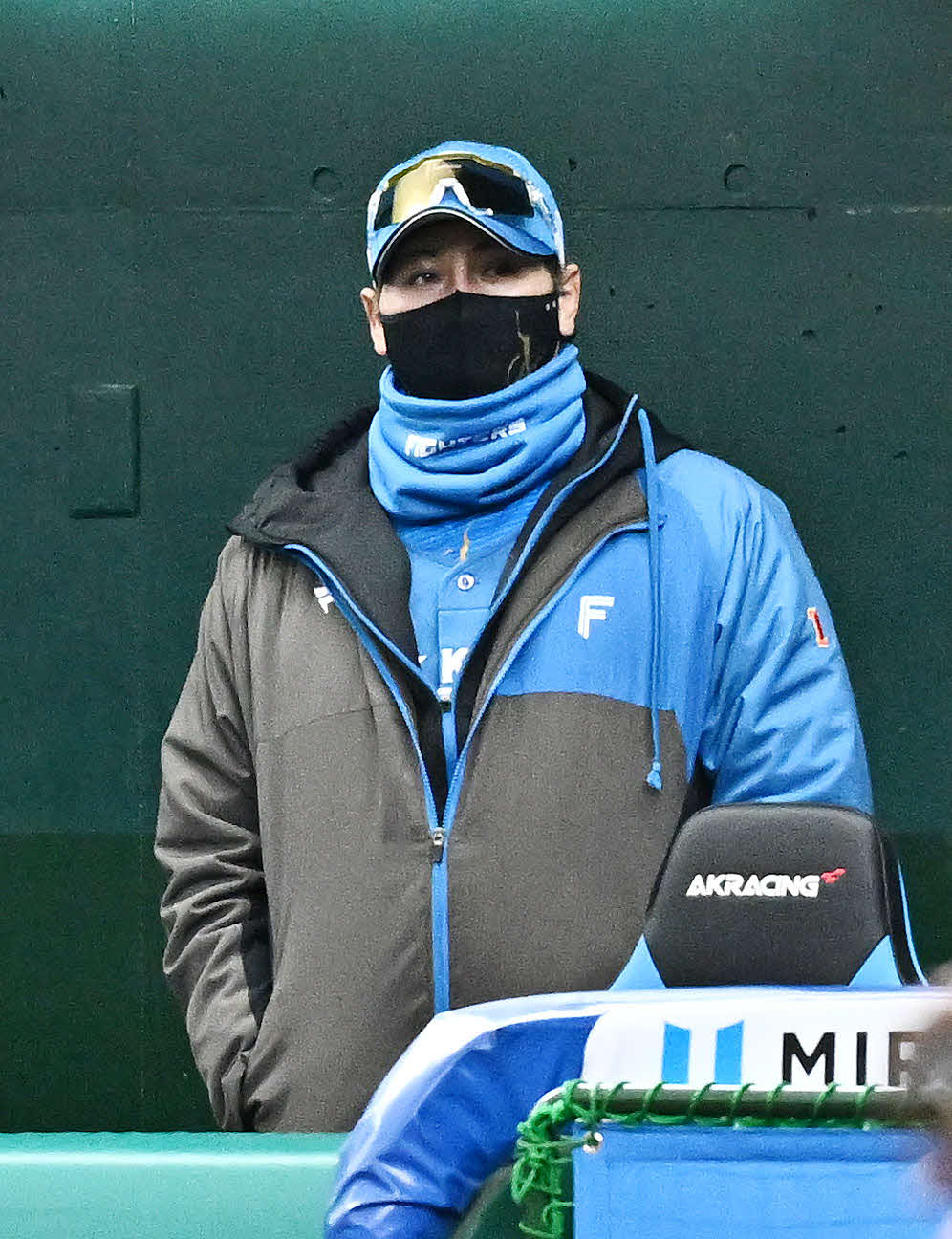 西武対日本ハム　戦況を見守る日本ハム新庄監督（撮影・滝沢徹郎）