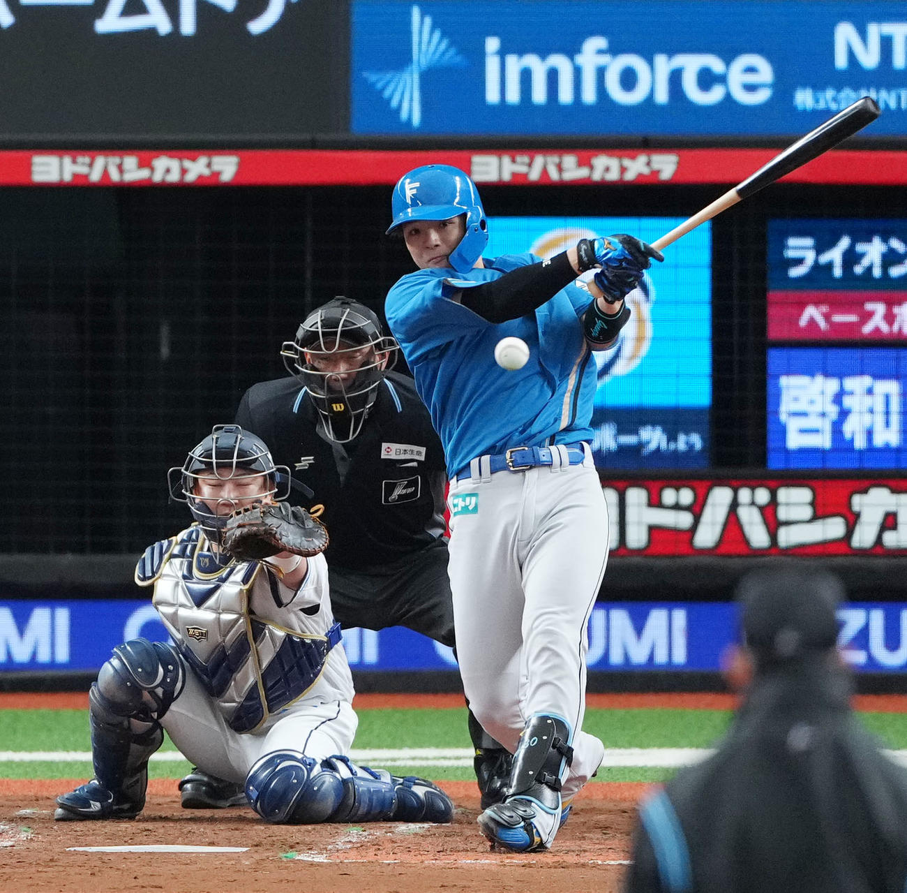 西武対日本ハム　4回表日本ハム1死二、三塁、左前適時打を放つ郡司（撮影・横山健太）