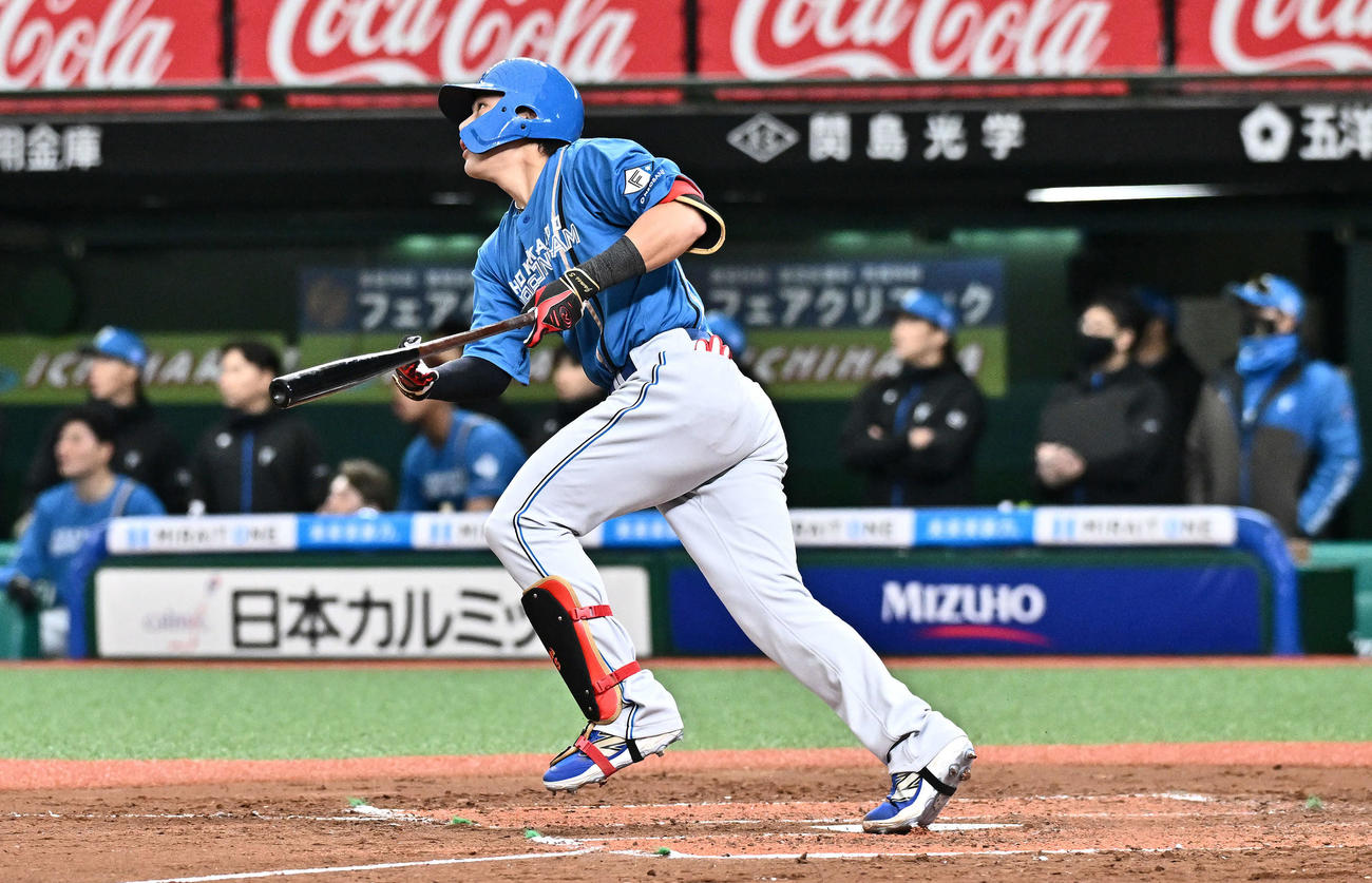 西武対日本ハム　4回表日本ハム1死一塁、野村は右翼に二塁打を放つ（撮影・滝沢徹郎）