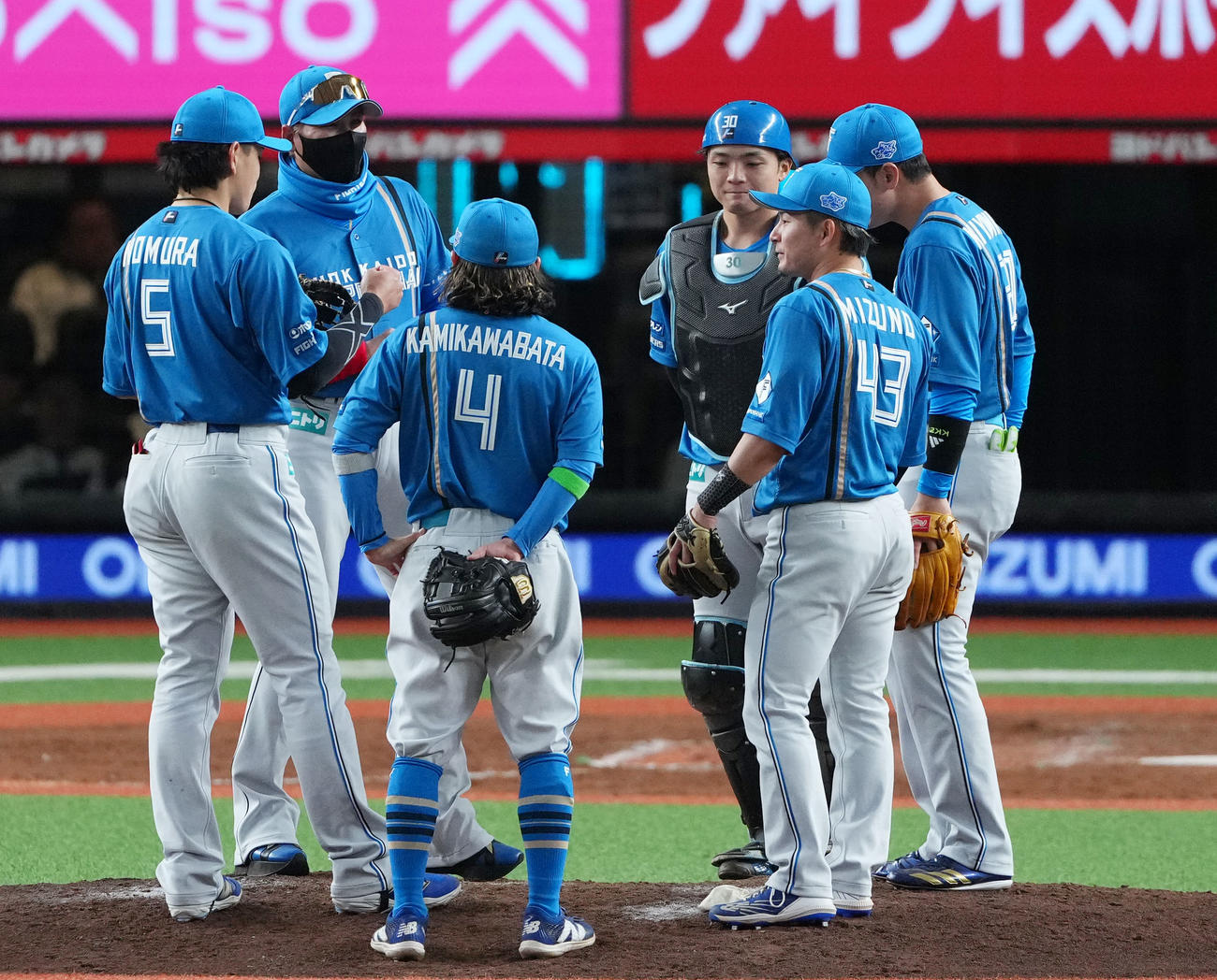 西武対日本ハム　8回裏途中、マウンド上でナインに声をかける日本ハム新庄監督（左から2人目）（撮影・横山健太）