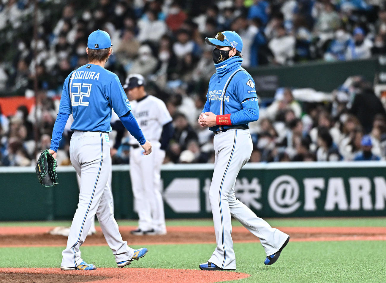 西武対日本ハム　8回裏、日本ハム新庄監督（右）は杉浦に交代を告げる（撮影・滝沢徹郎）